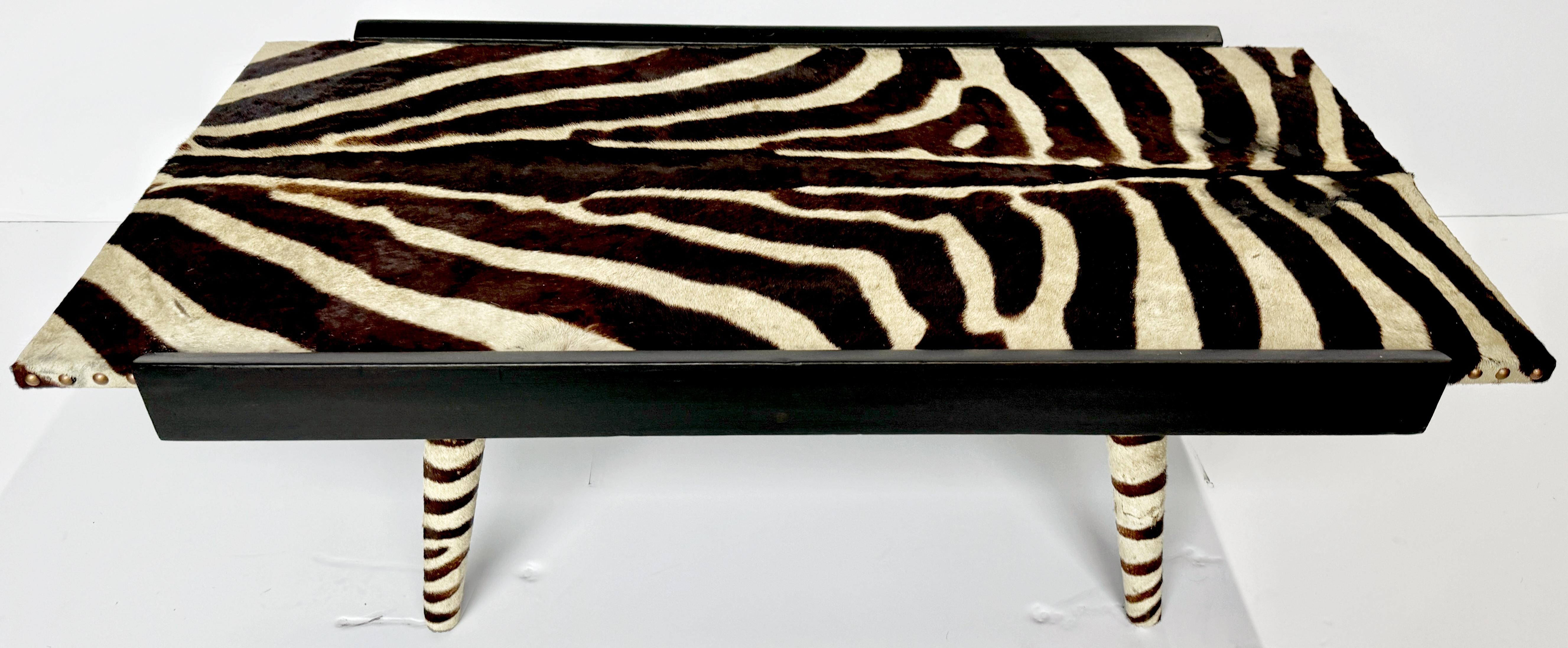 Französischer moderner Couchtisch aus Zebrafell, Messing und ebonisiertem Holz, ca. 1960er Jahre im Angebot 2