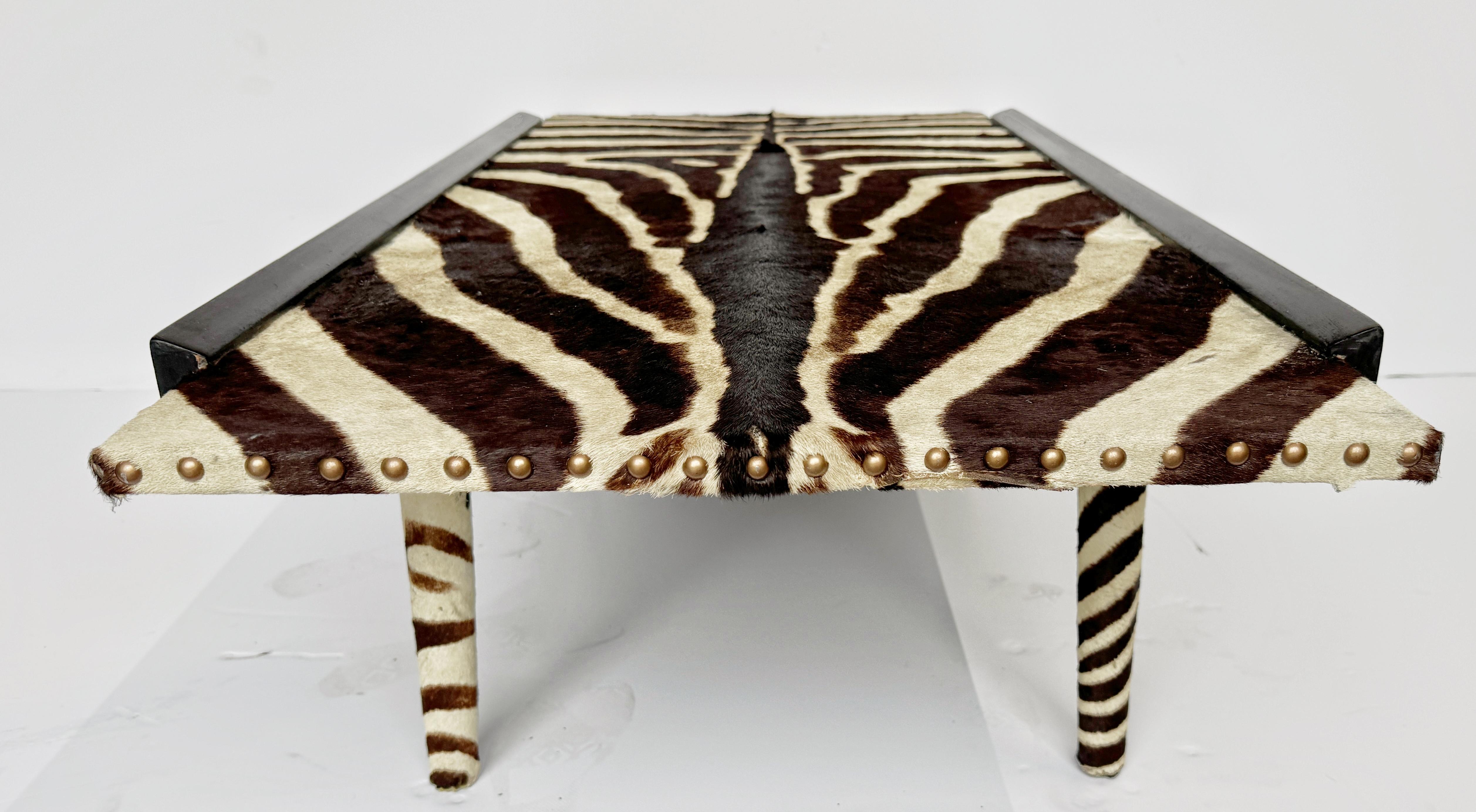 Französischer moderner Couchtisch aus Zebrafell, Messing und ebonisiertem Holz, ca. 1960er Jahre im Angebot 3