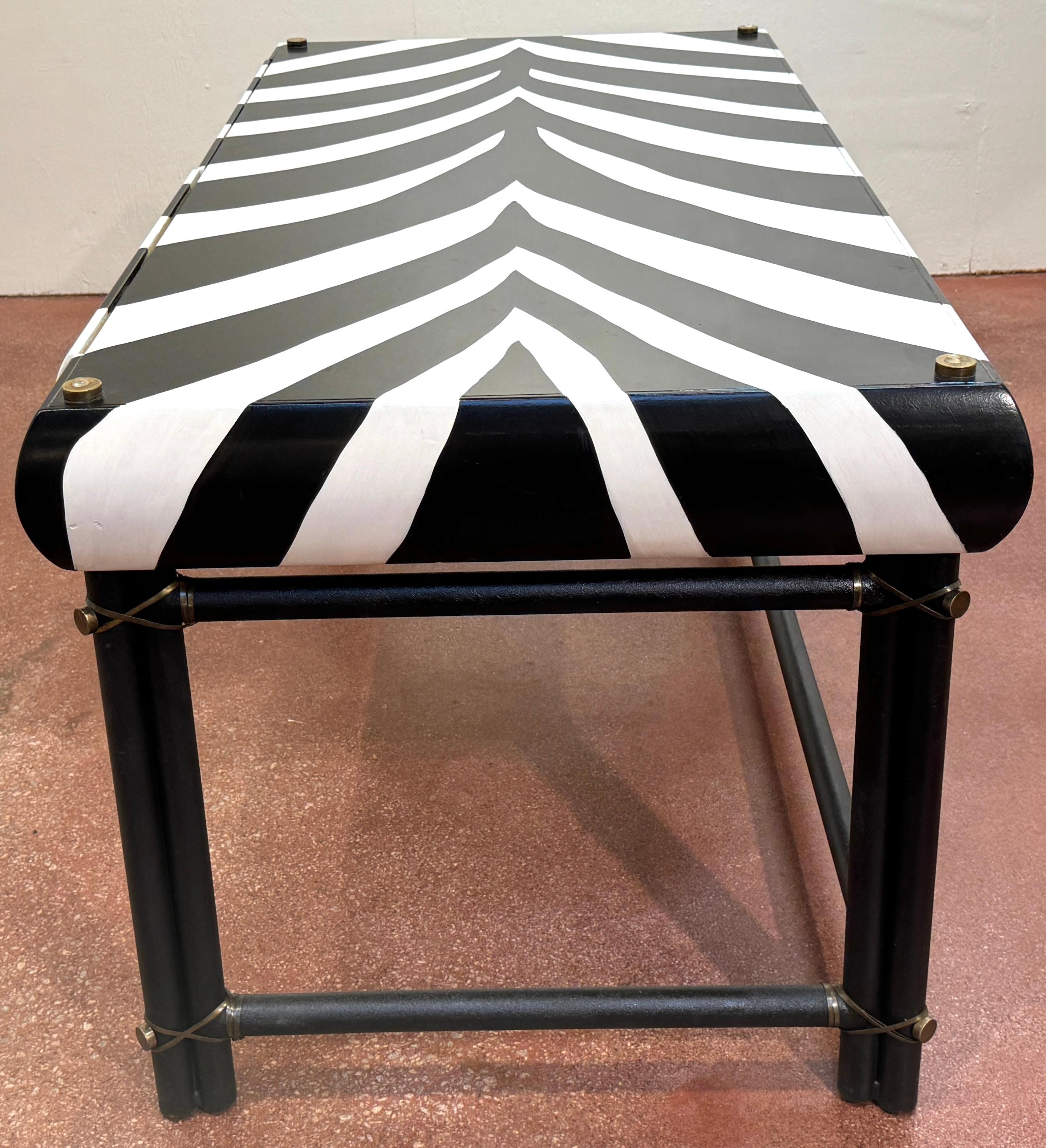 Scrivania direzionale moderna francese in ferro e ottone laccato Zebra e sedia a braccio Curule in vendita 2