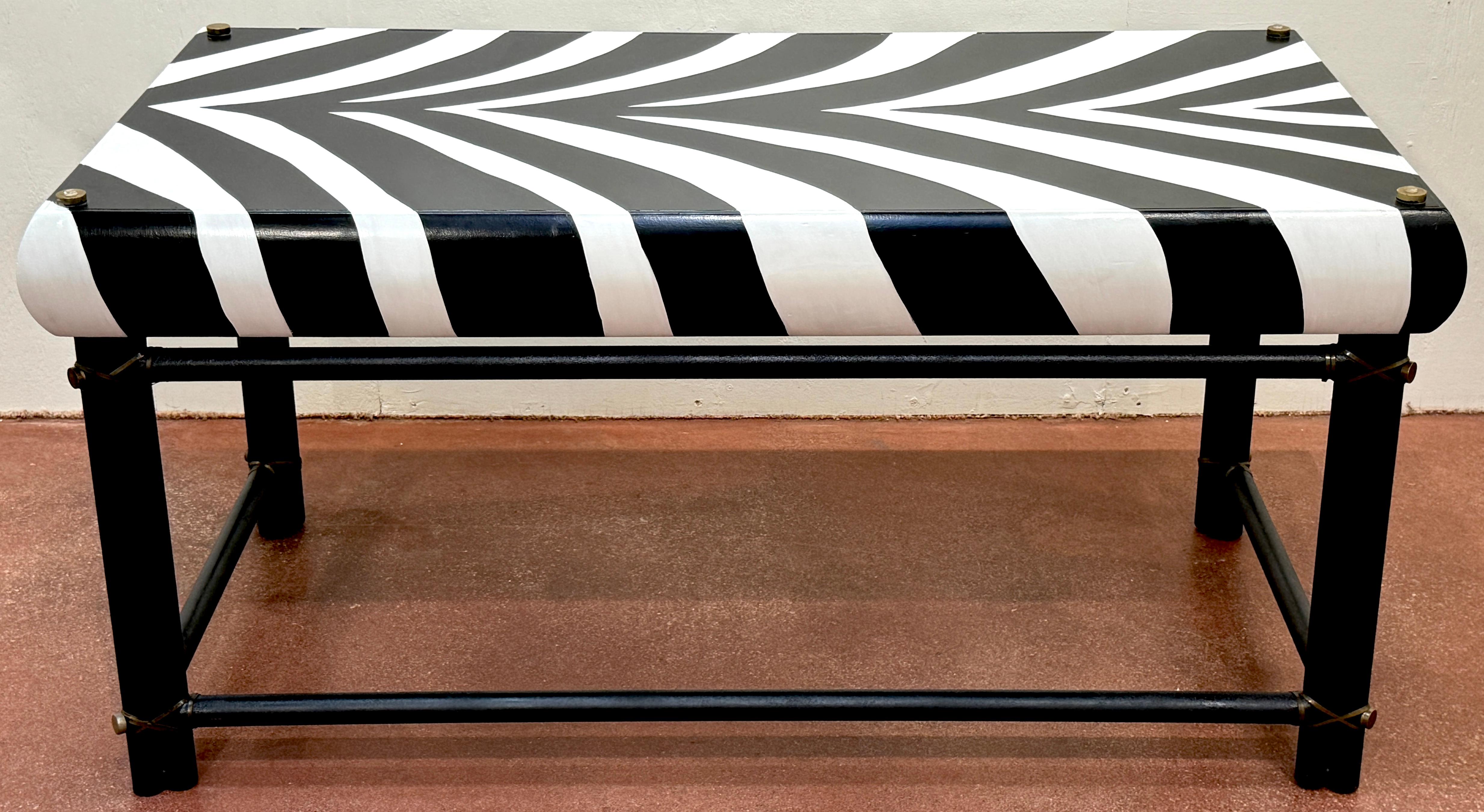 Scrivania direzionale moderna francese in ferro e ottone laccato Zebra e sedia a braccio Curule in vendita 3