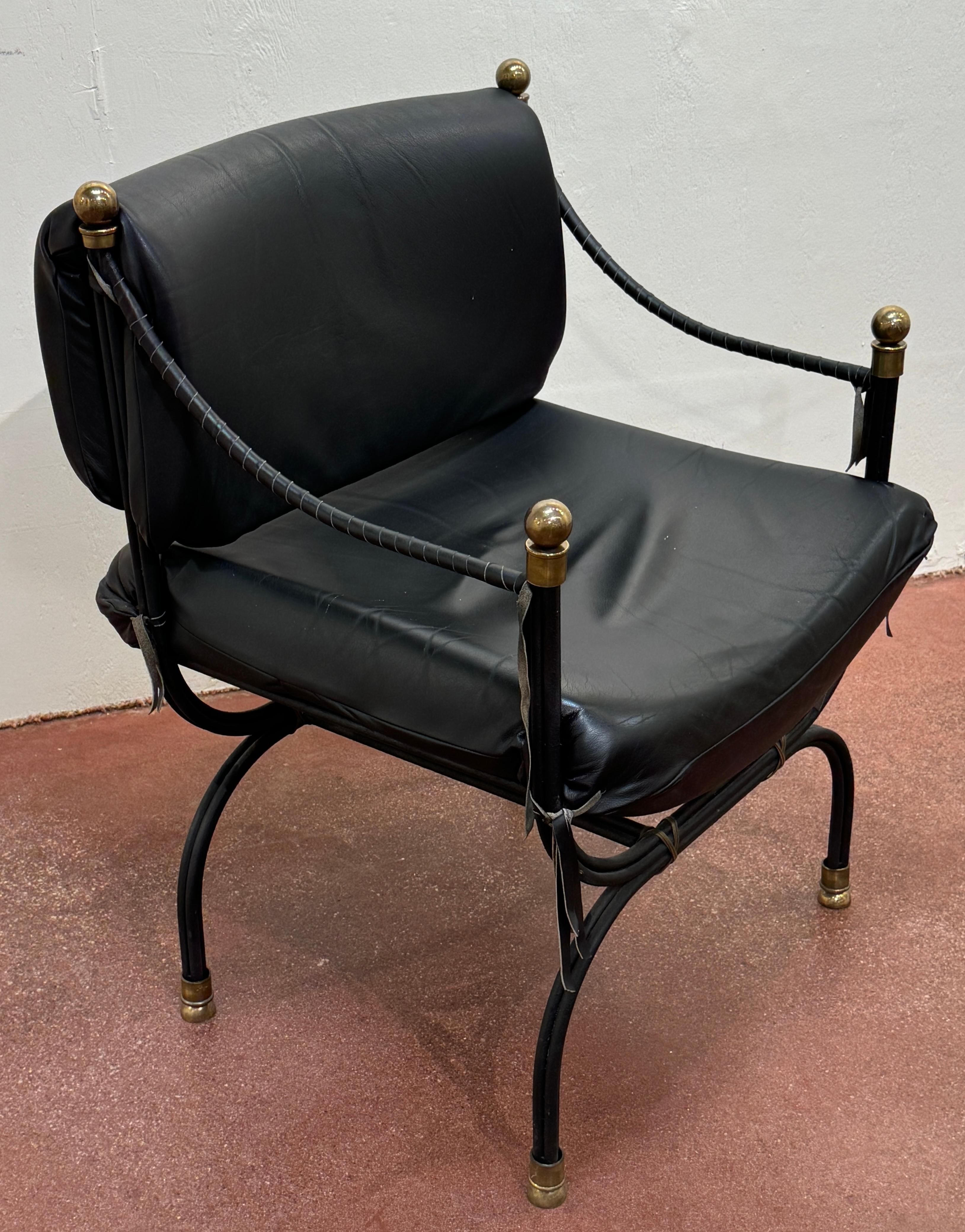 Scrivania direzionale moderna francese in ferro e ottone laccato Zebra e sedia a braccio Curule in vendita 5