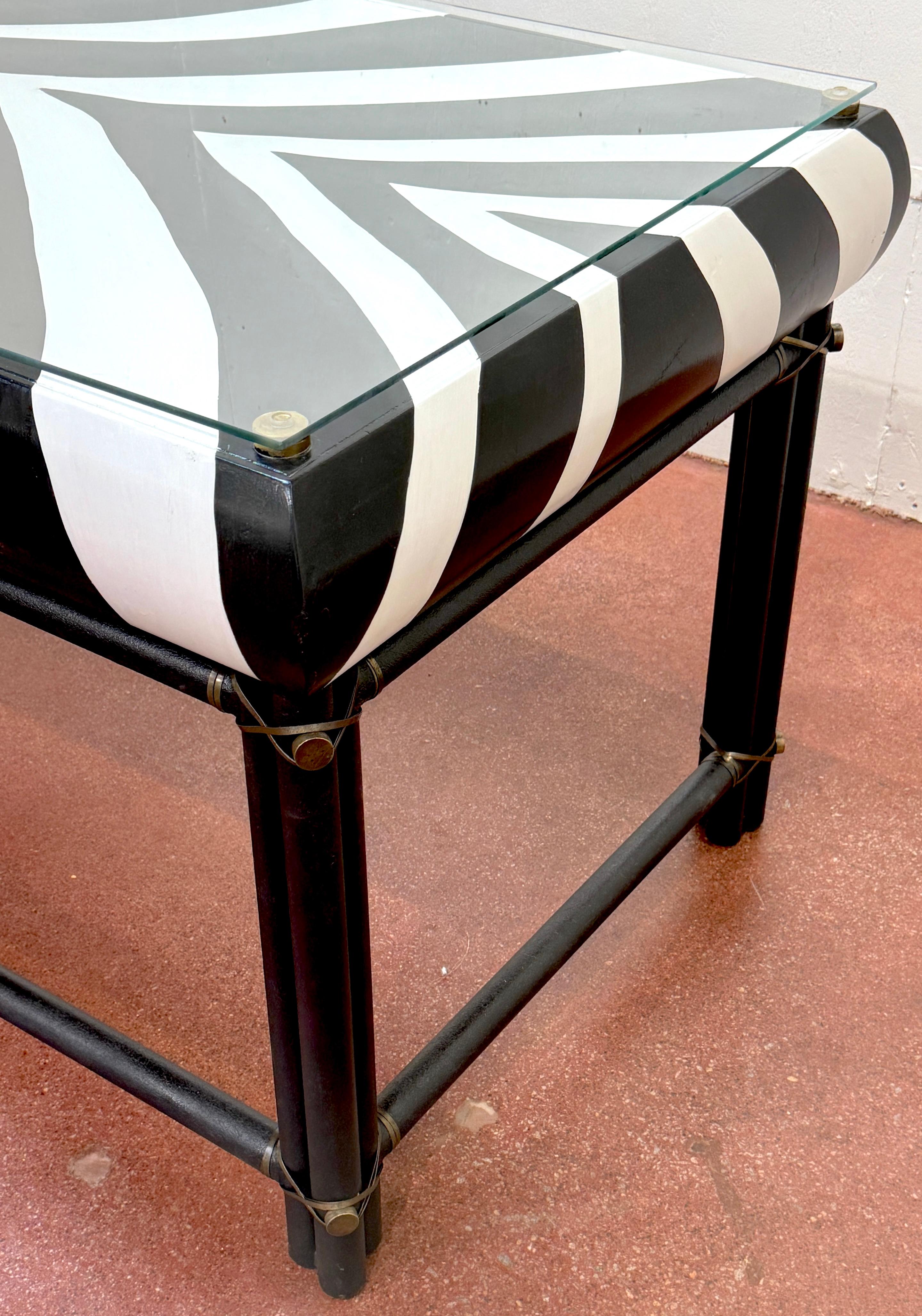 Scrivania direzionale moderna francese in ferro e ottone laccato Zebra e sedia a braccio Curule in vendita 10