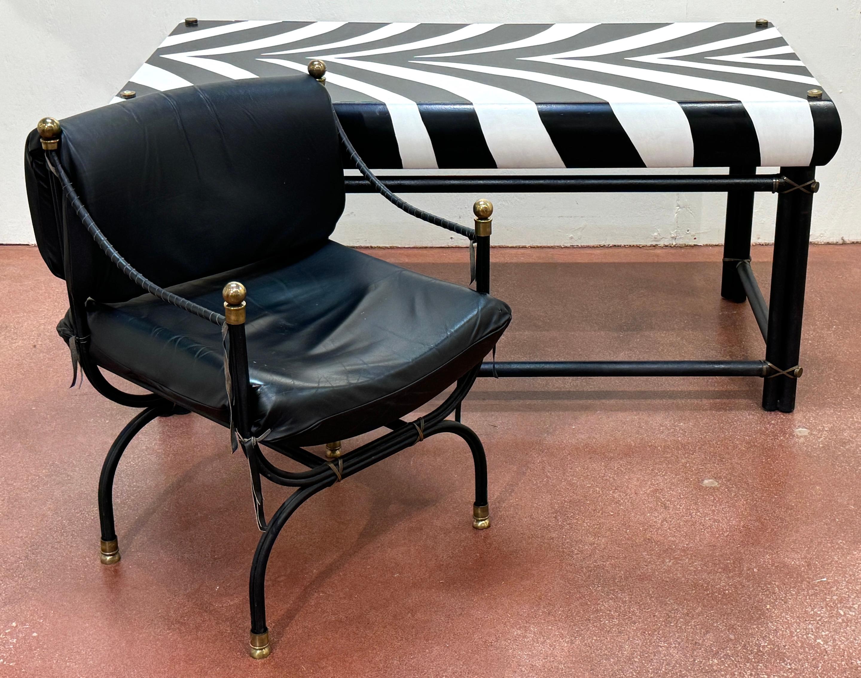 Scrivania direzionale moderna francese in ferro e ottone laccato Zebra e sedia a braccio Curule 

Un sorprendente set di scrivania direzionale francese moderna e poltrona Curule, una dichiarazione audace di eleganza e raffinatezza. La scrivania è