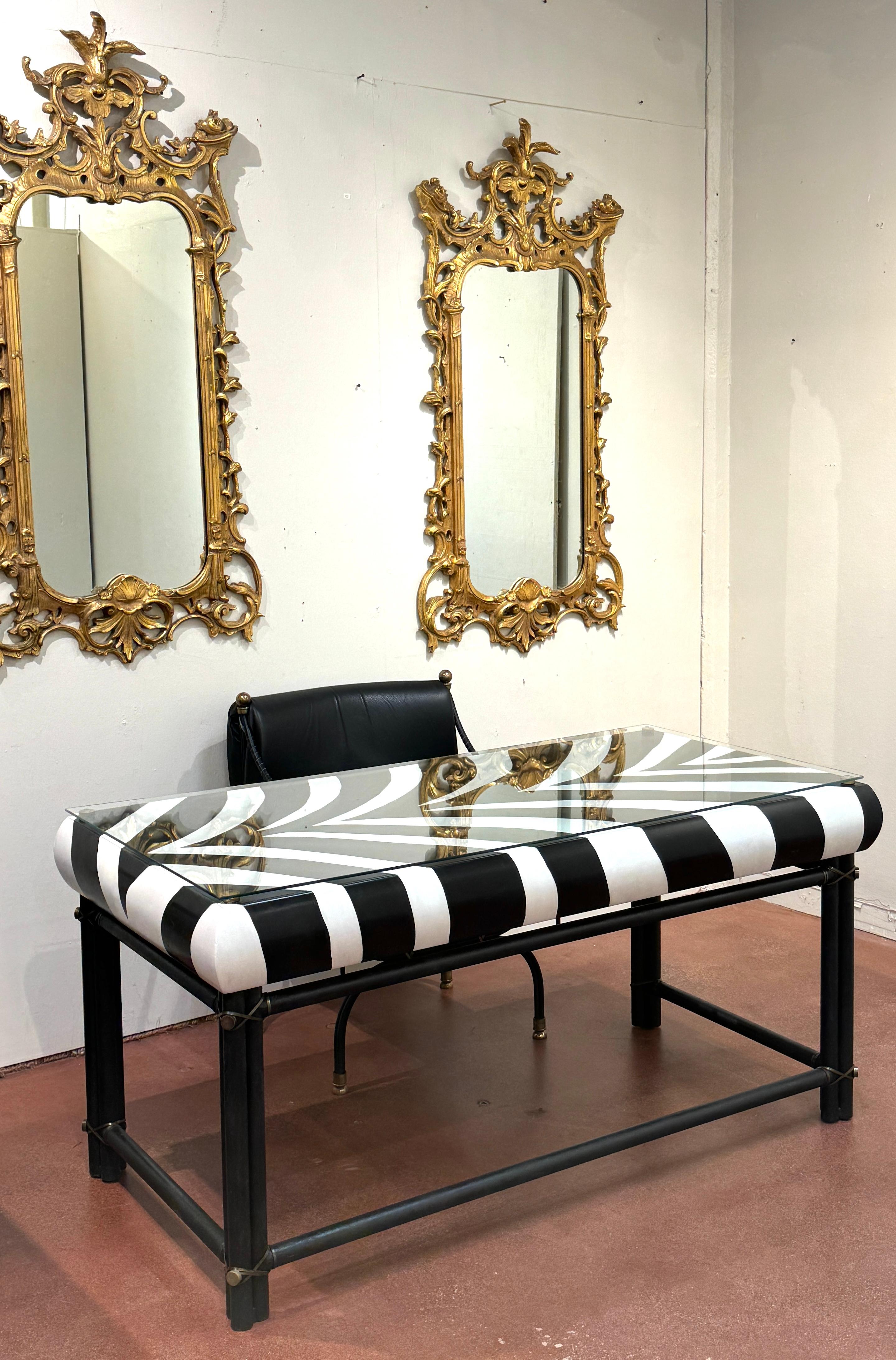 Moderno Scrivania direzionale moderna francese in ferro e ottone laccato Zebra e sedia a braccio Curule in vendita