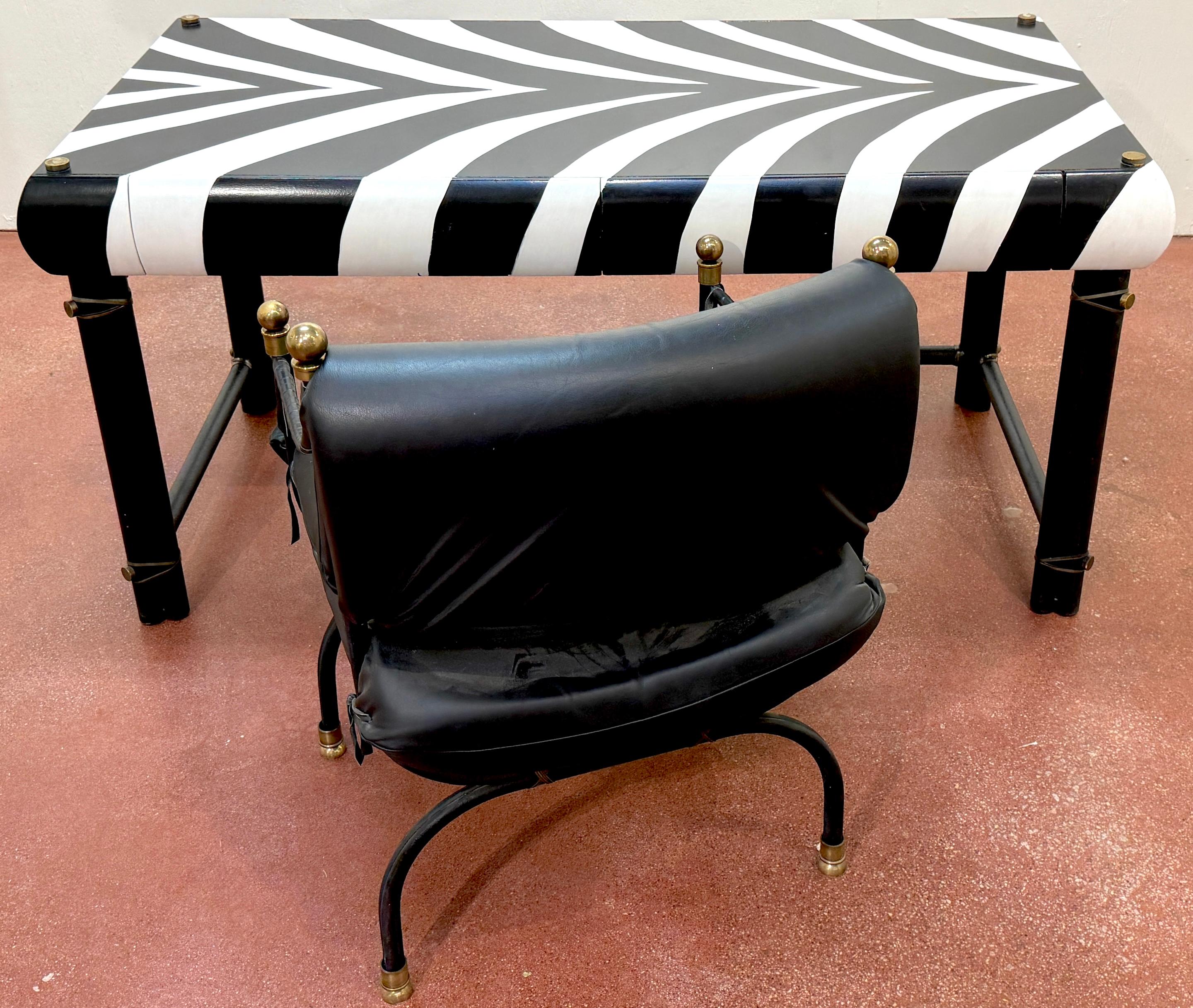 Scrivania direzionale moderna francese in ferro e ottone laccato Zebra e sedia a braccio Curule In condizioni buone in vendita a West Palm Beach, FL
