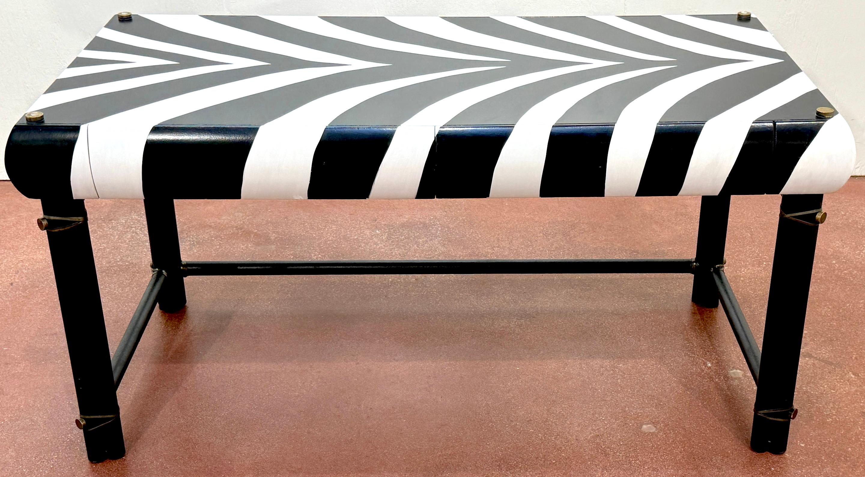 XX secolo Scrivania direzionale moderna francese in ferro e ottone laccato Zebra e sedia a braccio Curule in vendita