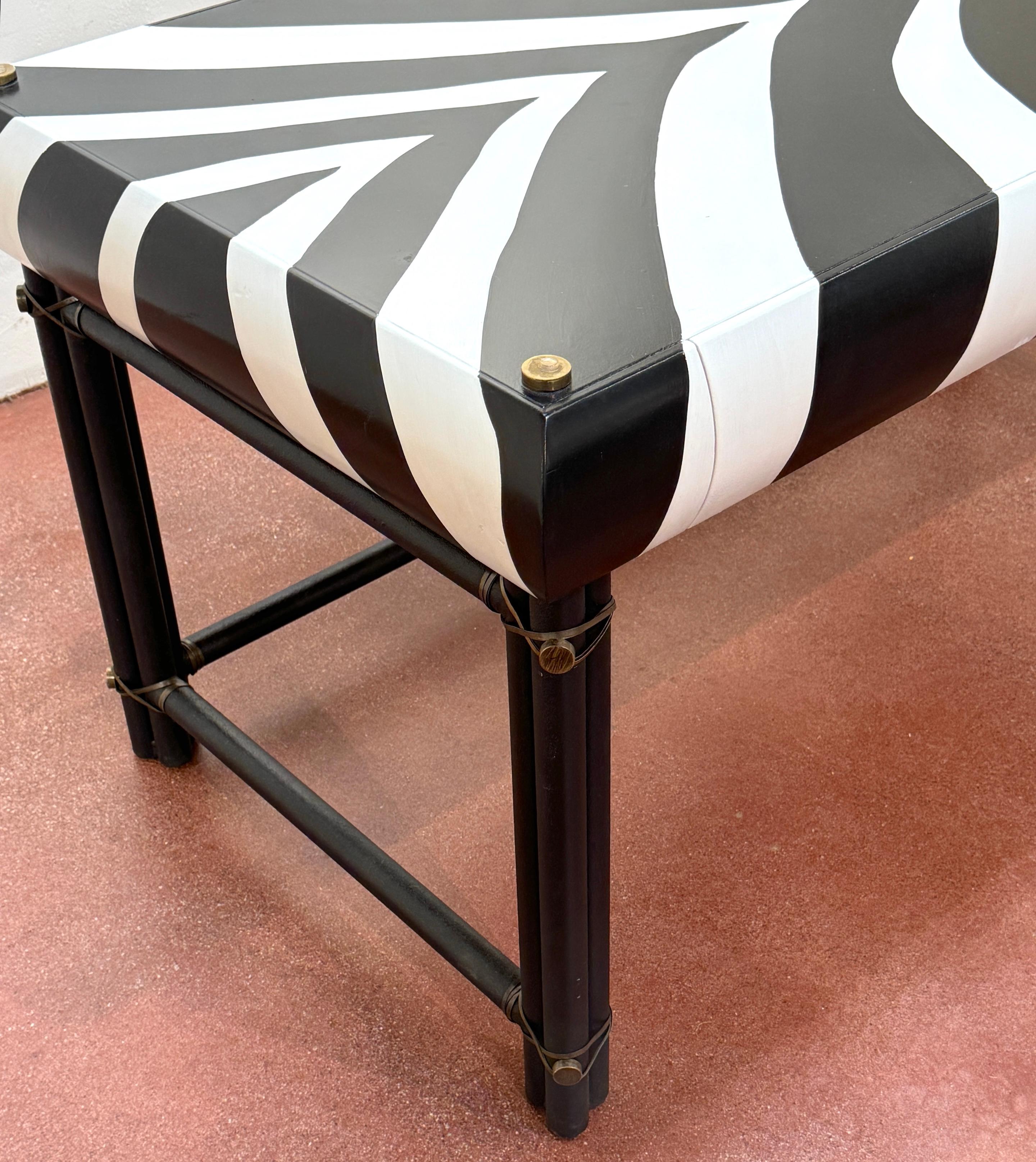 Ottone Scrivania direzionale moderna francese in ferro e ottone laccato Zebra e sedia a braccio Curule in vendita