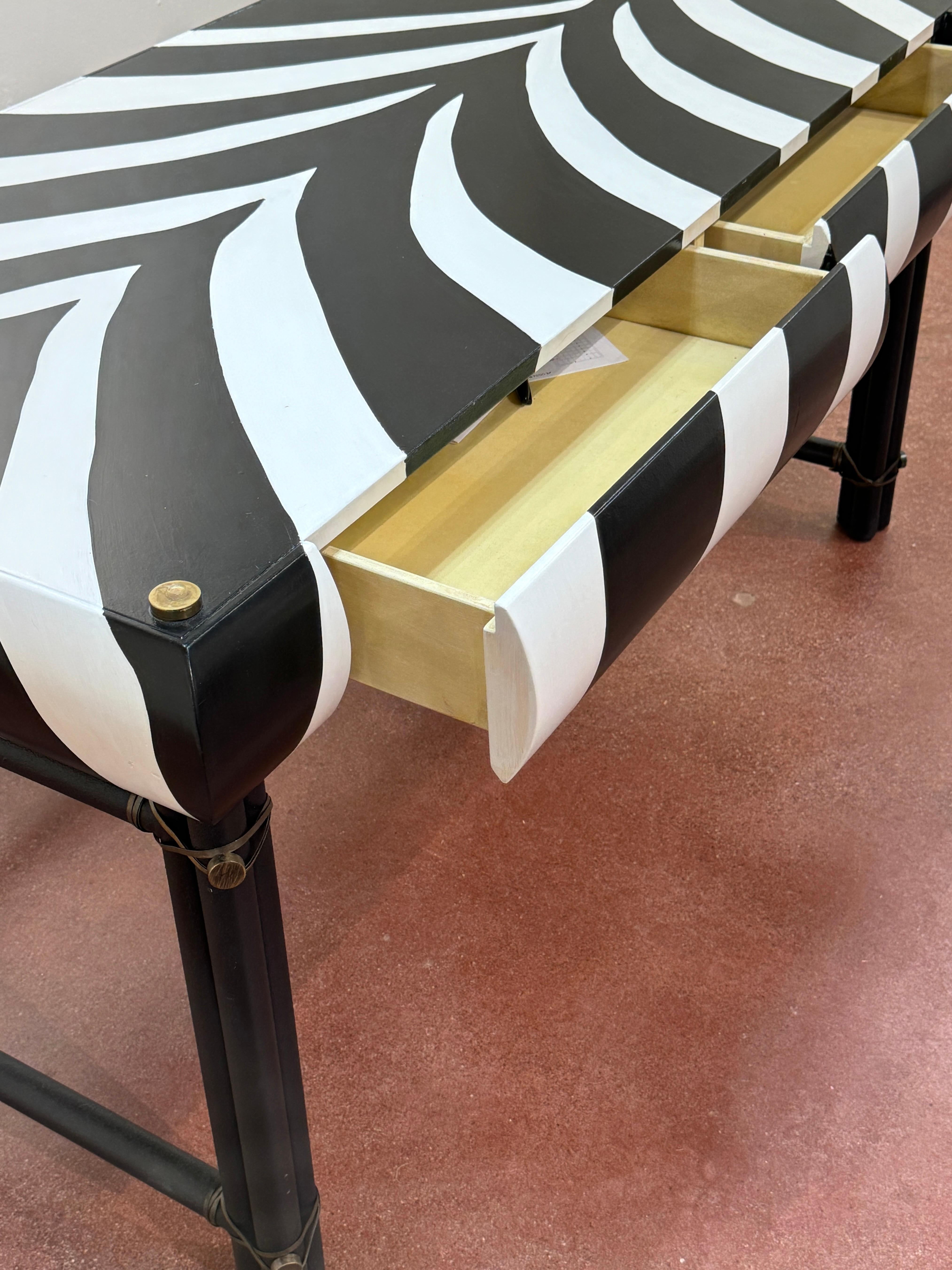 Scrivania direzionale moderna francese in ferro e ottone laccato Zebra e sedia a braccio Curule in vendita 1
