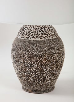 Lampe moderne française en céramique émaillée à glaçure, abat-jour en parchemin moulé, années 1940