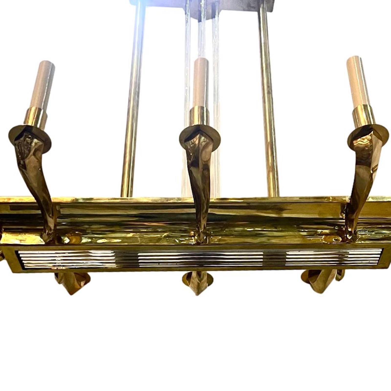 Lustre français à huit bras de lumière en bronze doré de style moderne, datant des années 1960, avec deux lumières intérieures et des tiges de verre.

Mesures :
Longueur : 36