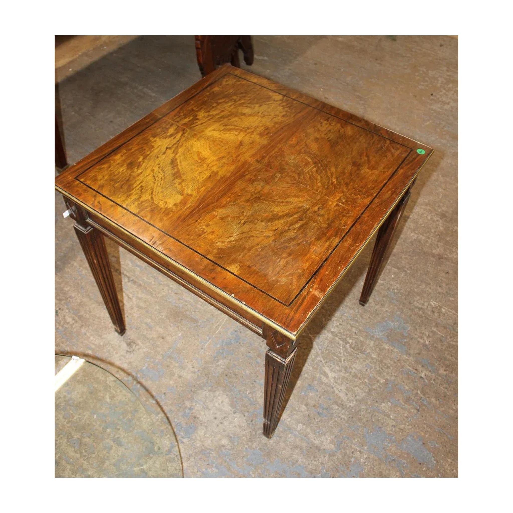 Lampe de table moderne en palissandre et noyer à un tiroir, de forme carrée, de 24 pouces de côté, avec bandes de laiton. La structure est saine, mais elle montre des signes d'ancienneté. Très pratique avec le tiroir. Ajoutez un style français chic
