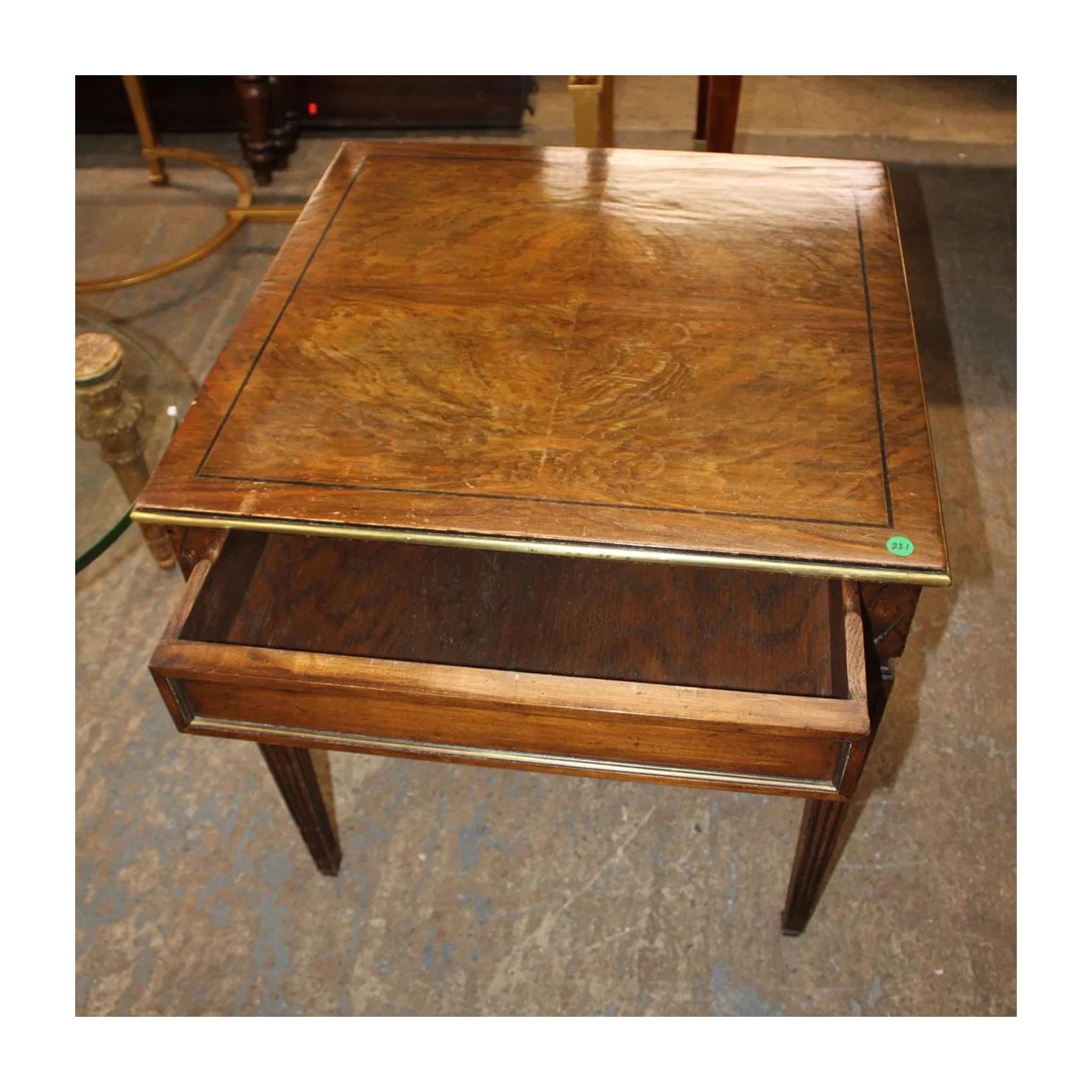 Moderne Table d'appoint moderne française avec détails en laiton en vente