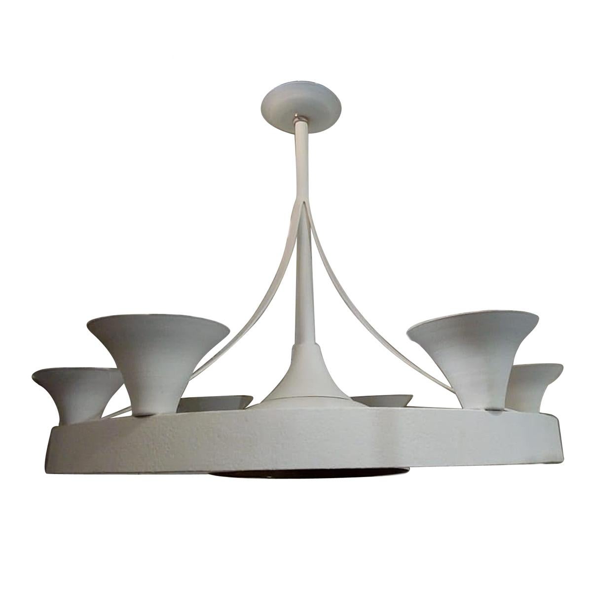 Lampadario francese in metallo martellato degli anni '60 circa con finitura verniciata.

Misure:
Altezza: 38