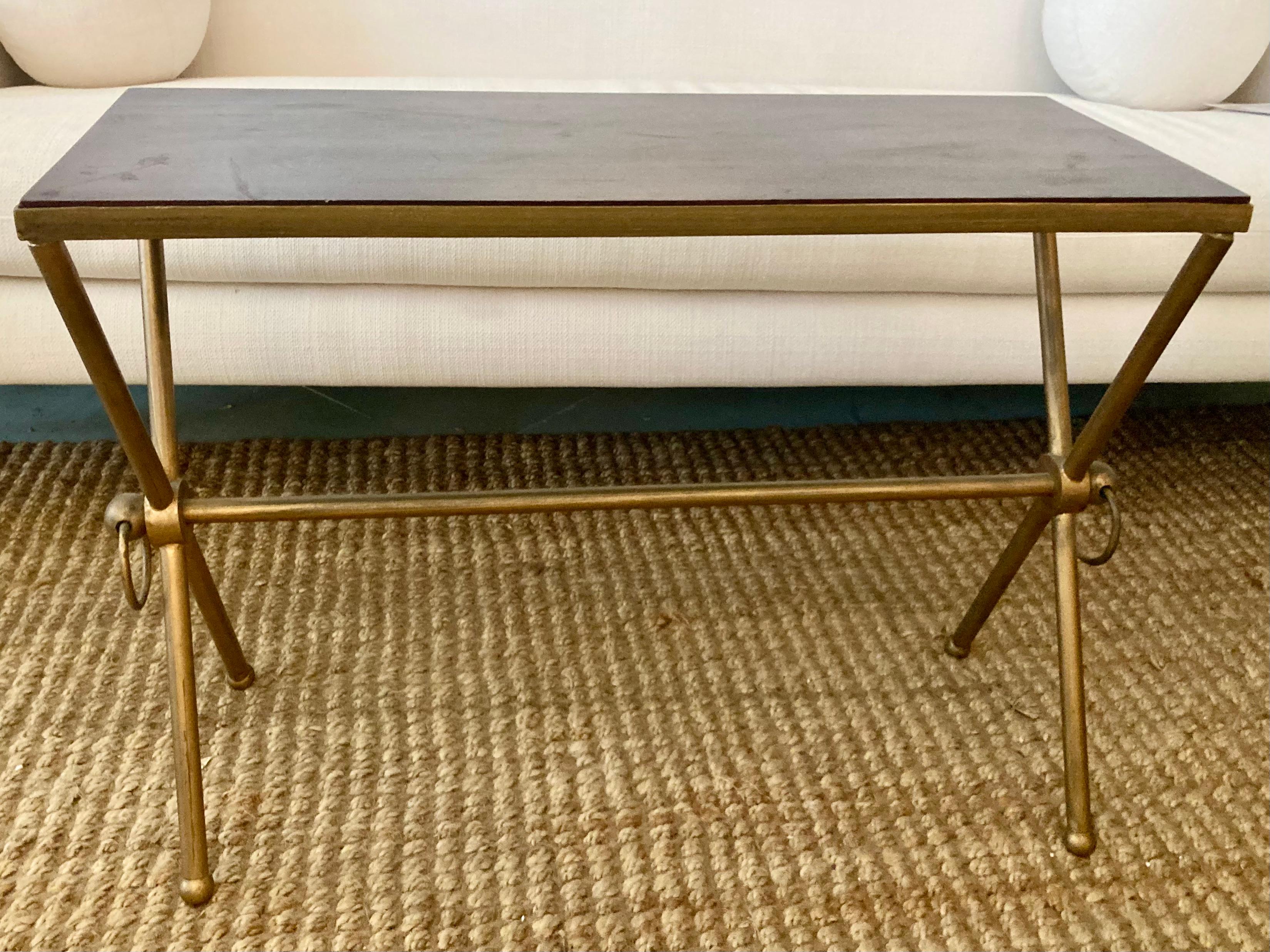 Mesa de cóctel de estilo moderno francés con armazón de metal dorado y tablero de madera neta en tono marrón teja. Bonitos anillos decorativos en ambos extremos. Añade un toque de estilo moderno francés a tu casa o a tu proyecto de diseño.