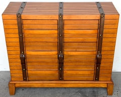 Commode à six tiroirs de style moderne français, avec sangles en cuir, d'inspiration Jacques Adnet