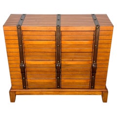 Commode à six tiroirs de style moderne français, avec sangles en cuir, d'inspiration Jacques Adnet