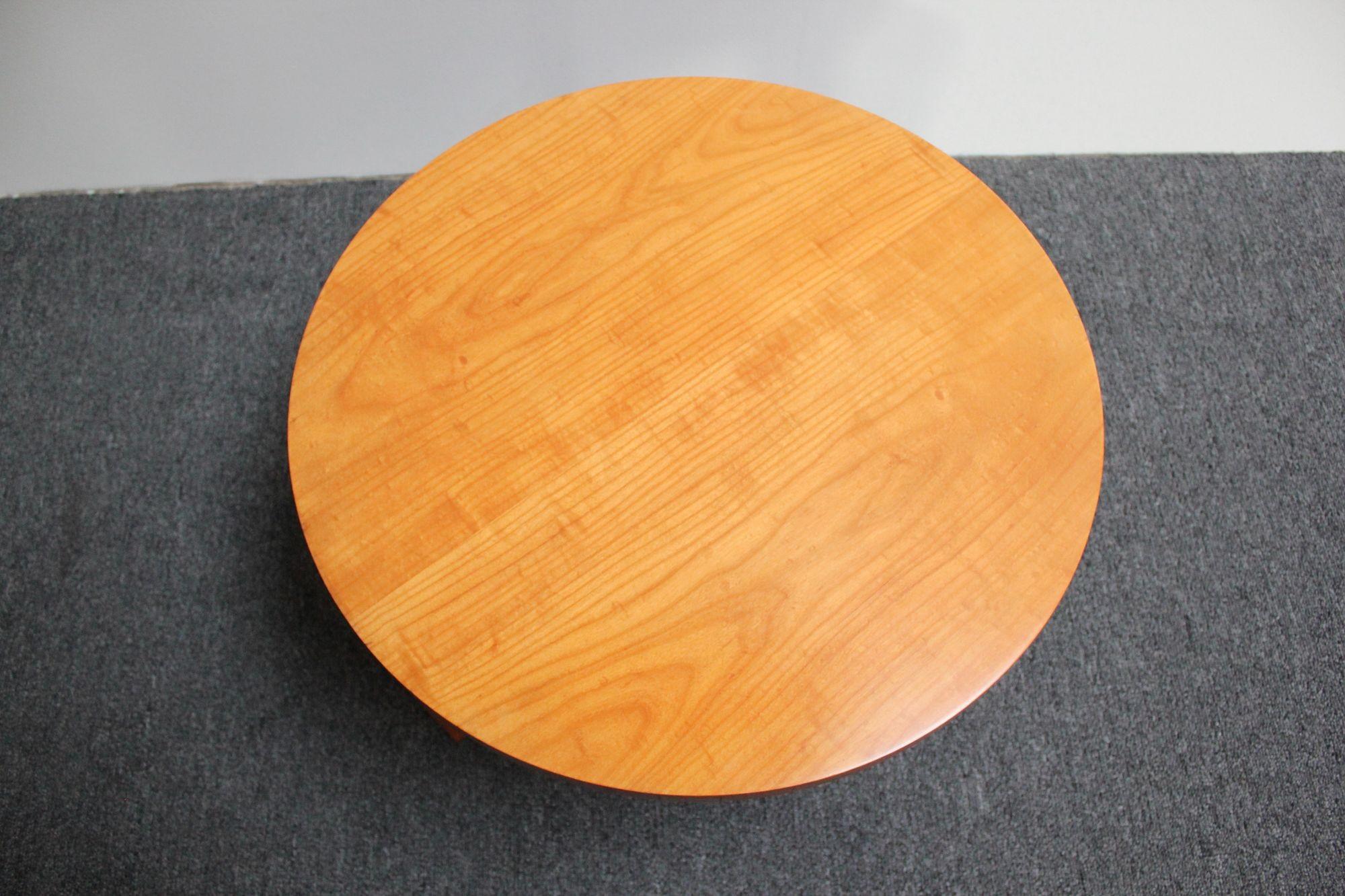Französischer moderner Tisch „Table Basse“ aus Esche mit niedrigem Akzent von Jacques Quinet im Zustand „Gut“ im Angebot in Brooklyn, NY