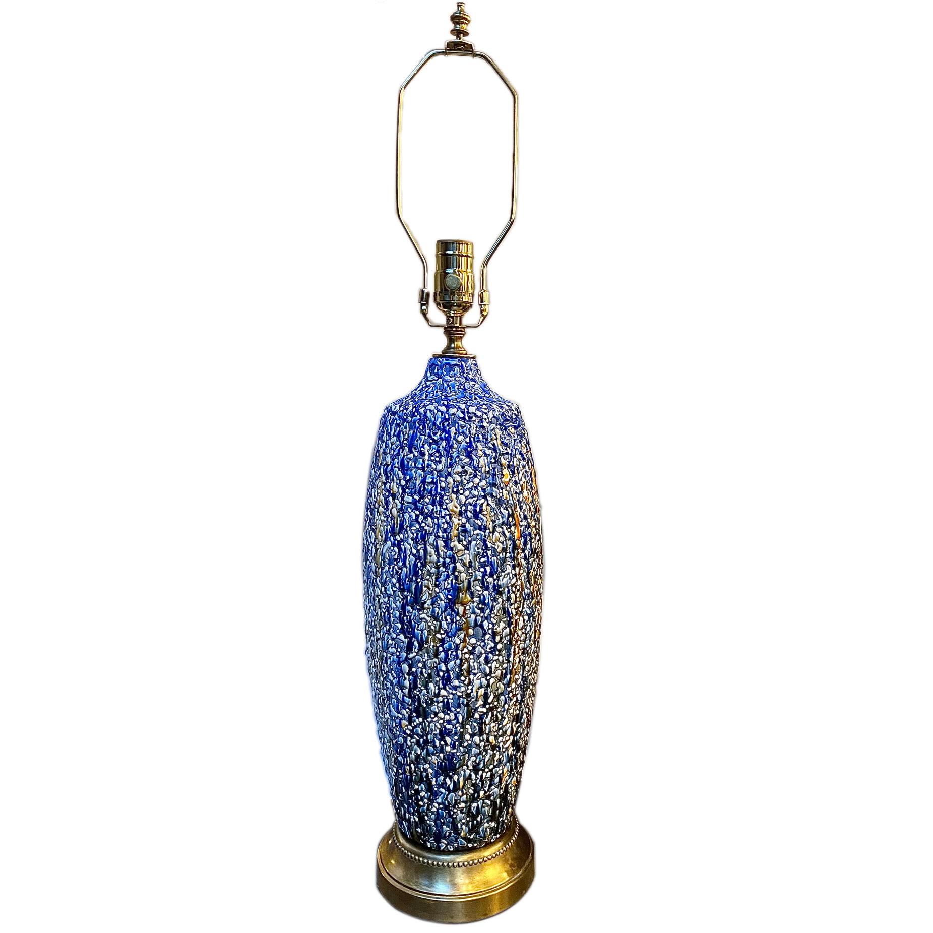 Lampe de table moderne française texturée et émaillée des années 1960 avec base en bronze.

Mesures :
Hauteur du corps : 18.5