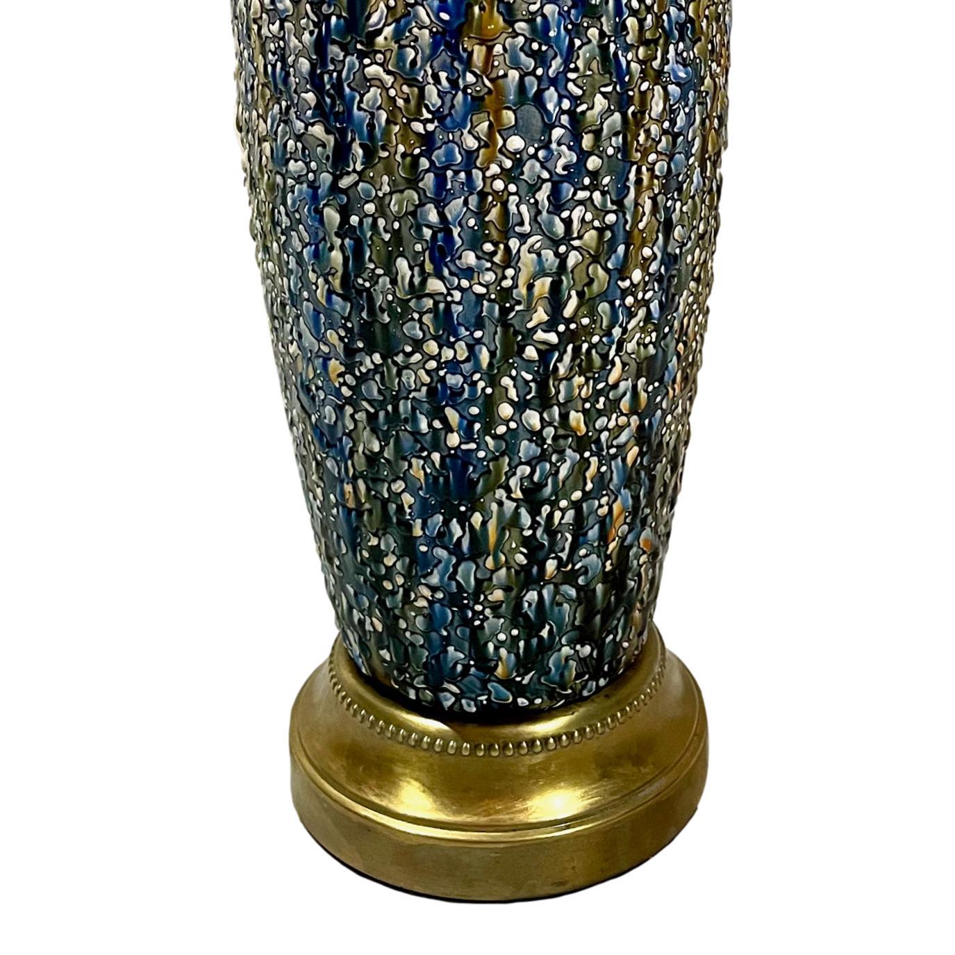 Français Lampe de table moderne française en porcelaine texturée en vente