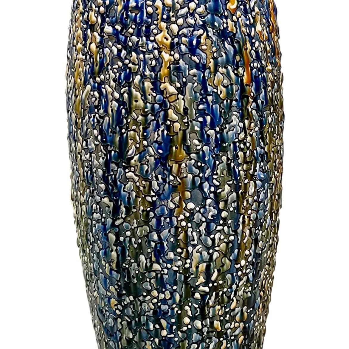 Vernissé Lampe de table moderne française en porcelaine texturée en vente