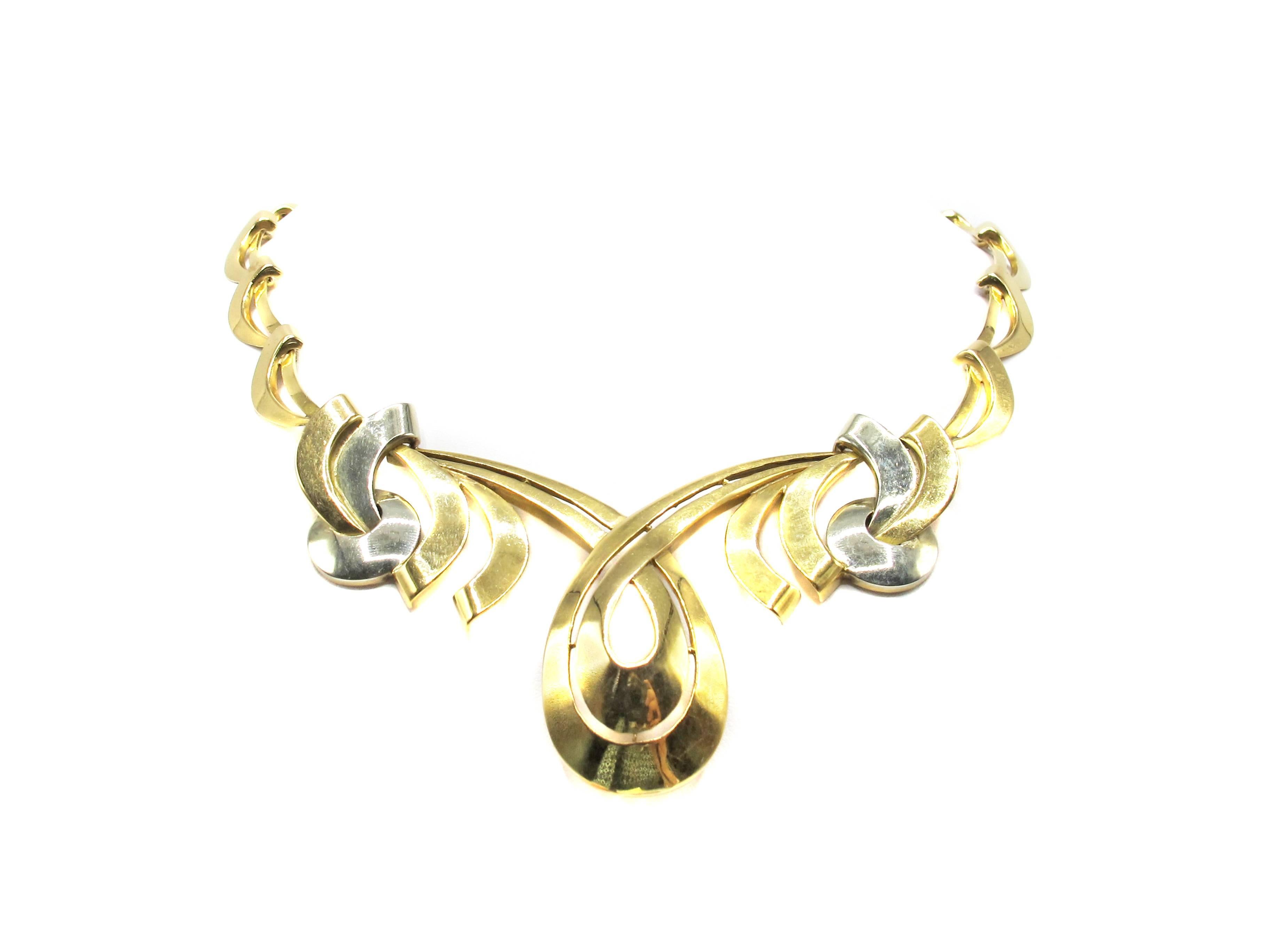 This wonderfully designed and hand crafted 18 karat gold necklace truly shows its 3 dimensional artistic character. The French necklace from ca 1940 is composed of 7 straight and curved elements on either side which are all flexible making this
