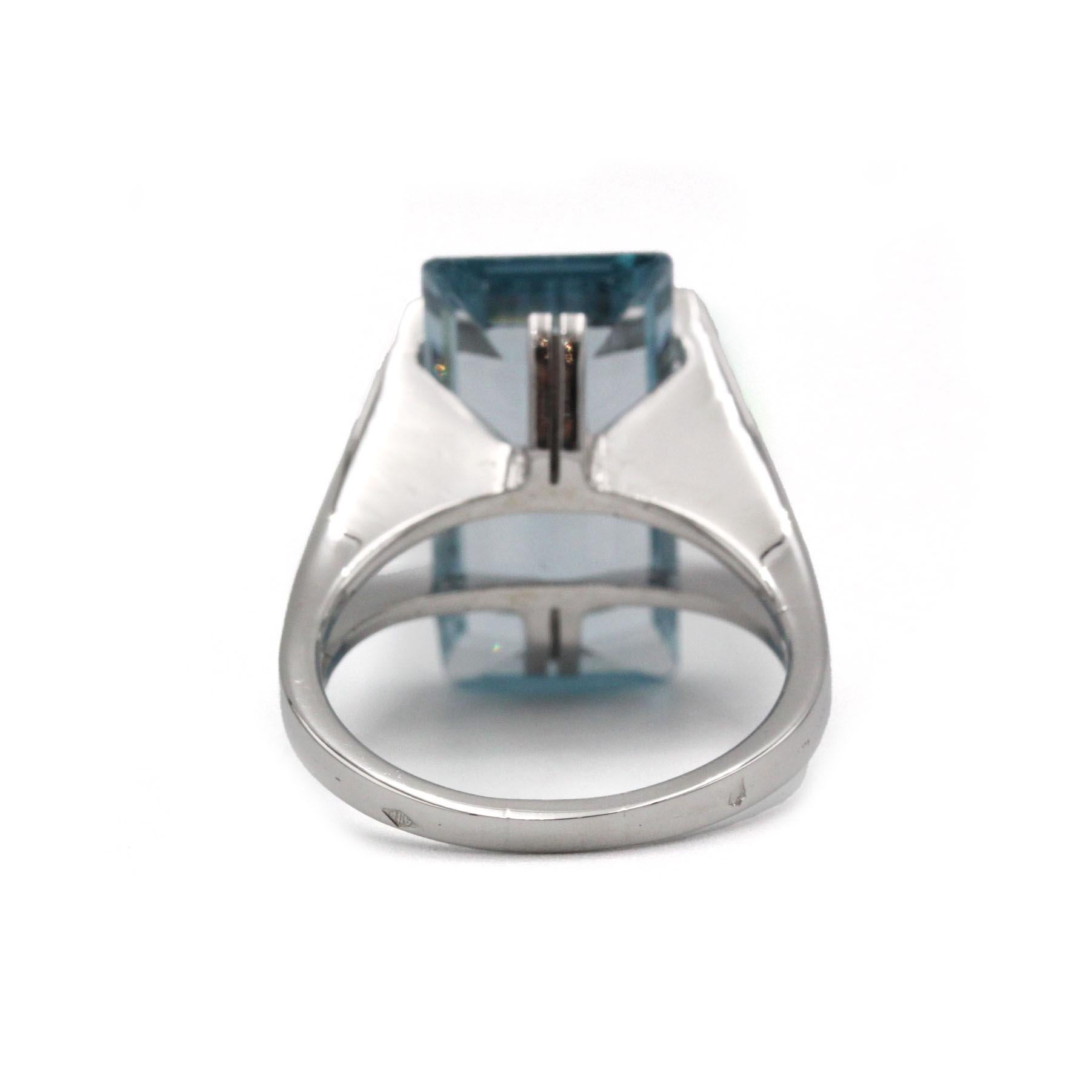 Emerald Cut French Modernist 18K White Gold Emerald-Cut Aquamarine Ring, Circa 1970s For Sale