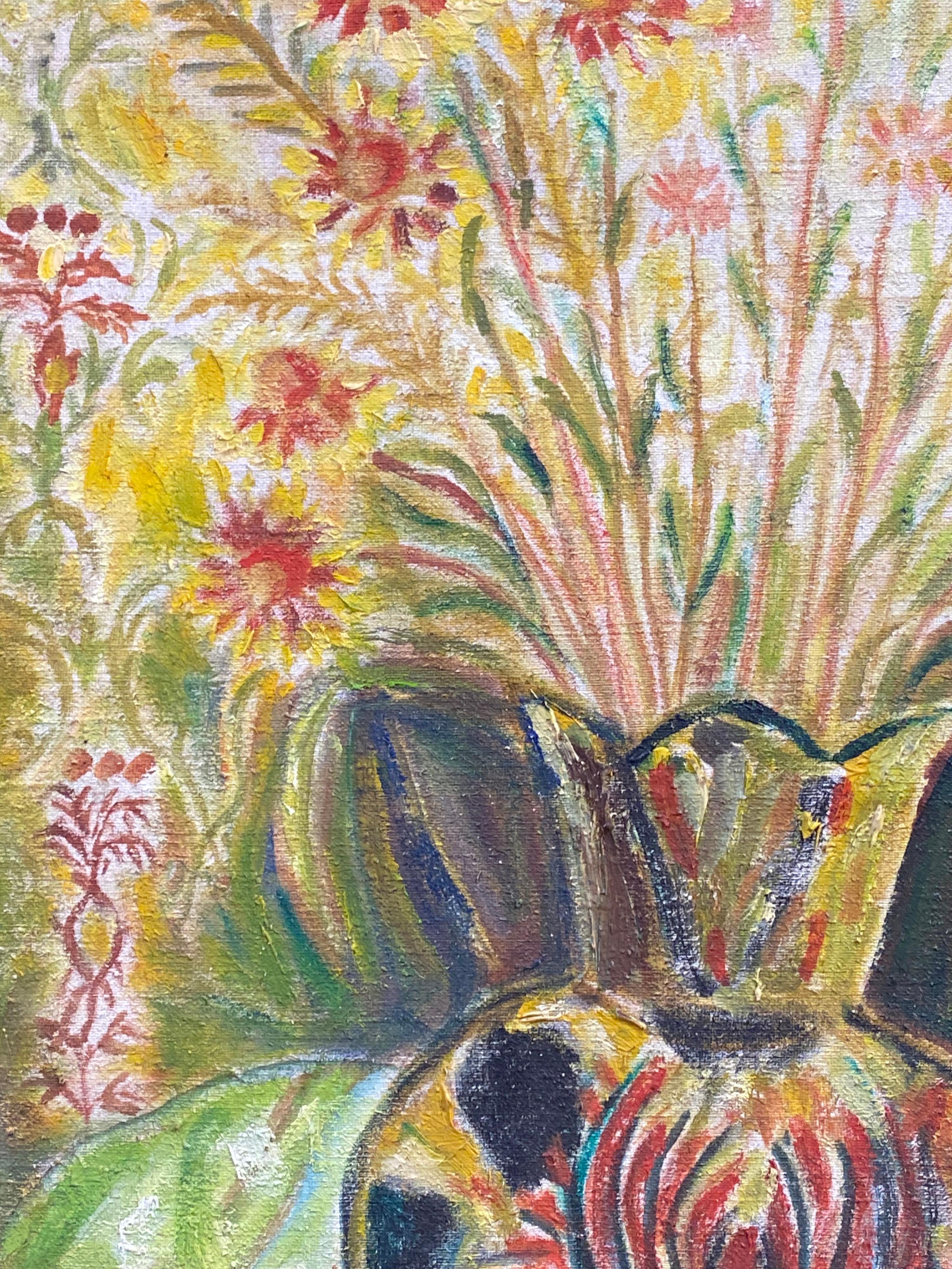 Grande nature morte de fleurs roses sur fond de couleurs jaune vert doré, huile signée - Beige Still-Life Painting par French Modernist 