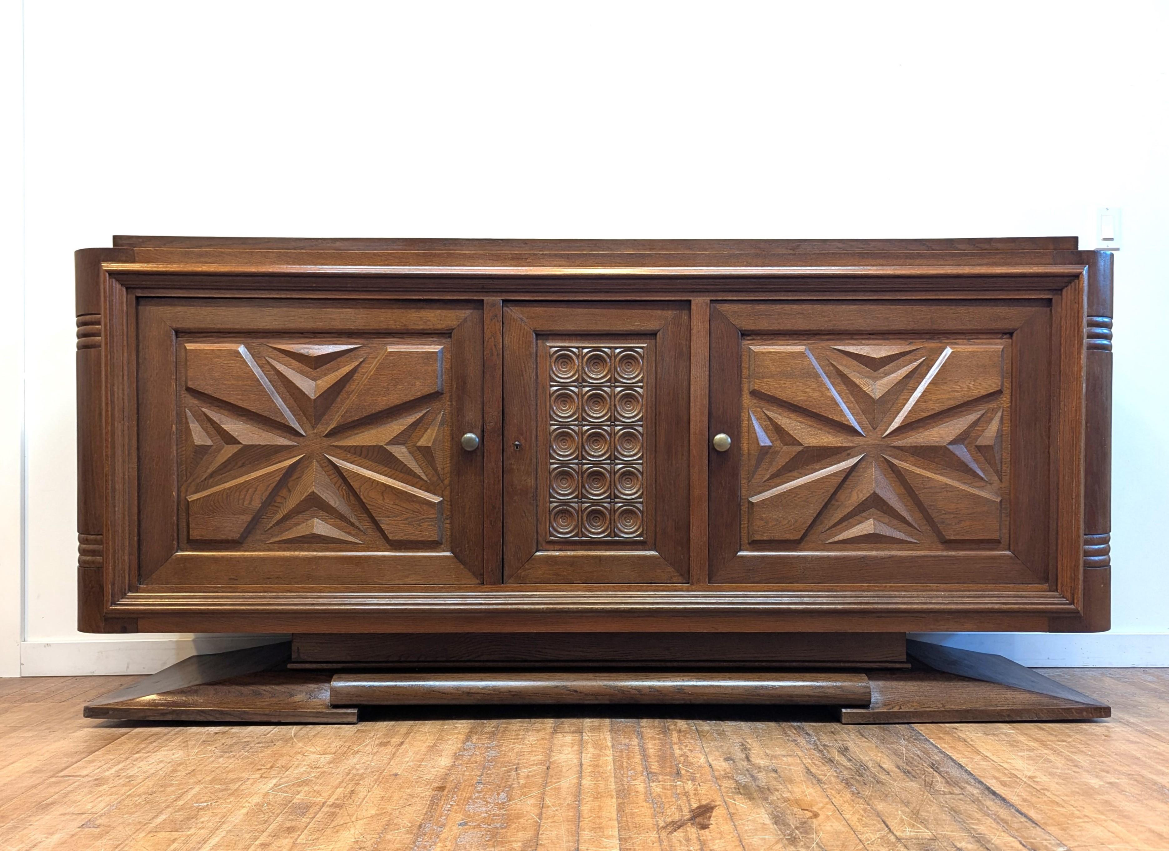 Crédence moderniste française, buffet Art Déco tardif, attribuée à Gaston Poisson.  Sensationnel buffet français fabriqué à Paris dans les années 1940 et présentant un design moderniste Art Déco.   Des formes géométriques triangulaires