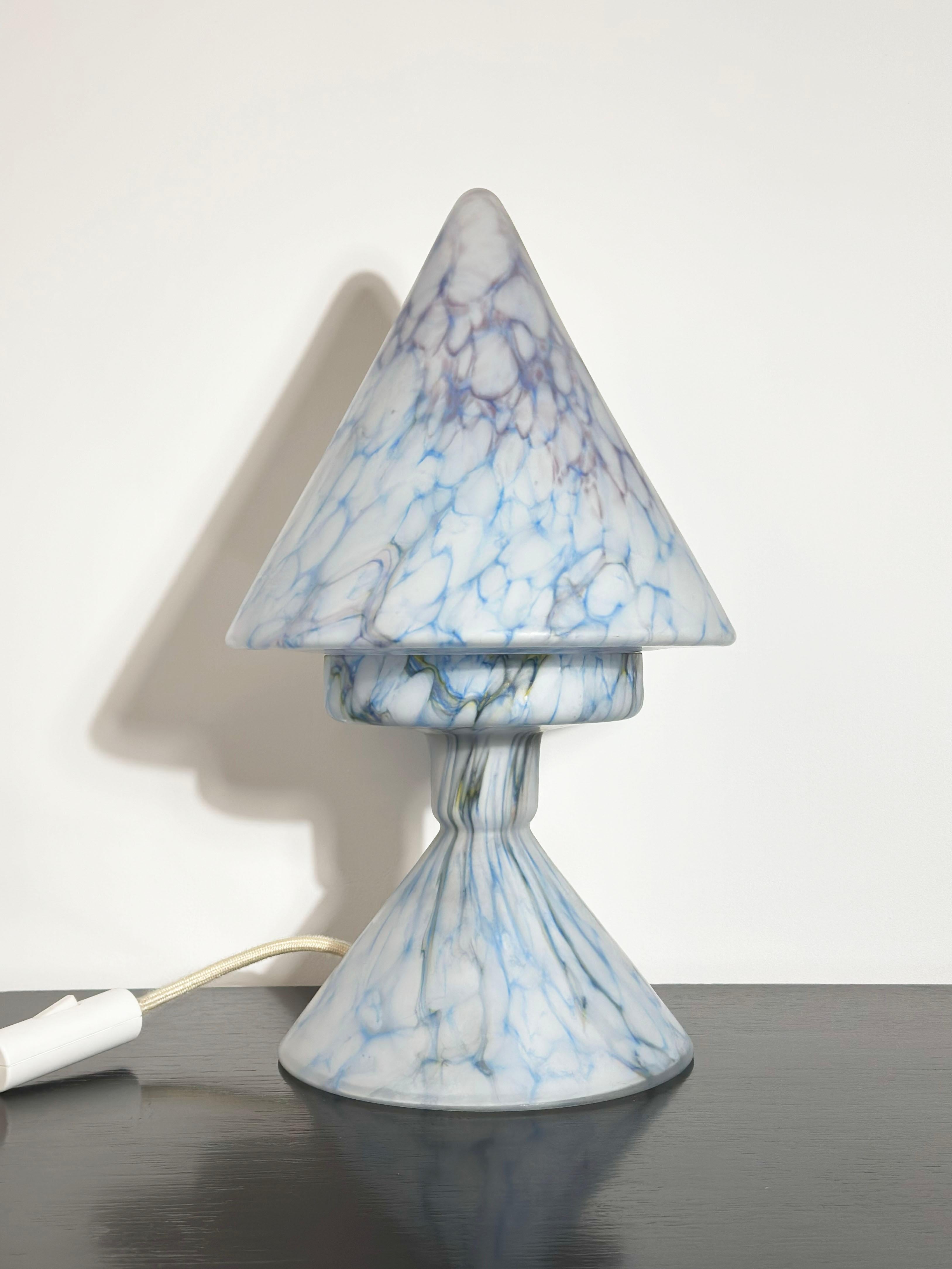 Lampe de table en pâte de verre bleu pastel de style cubiste des années 1920 en vente 2