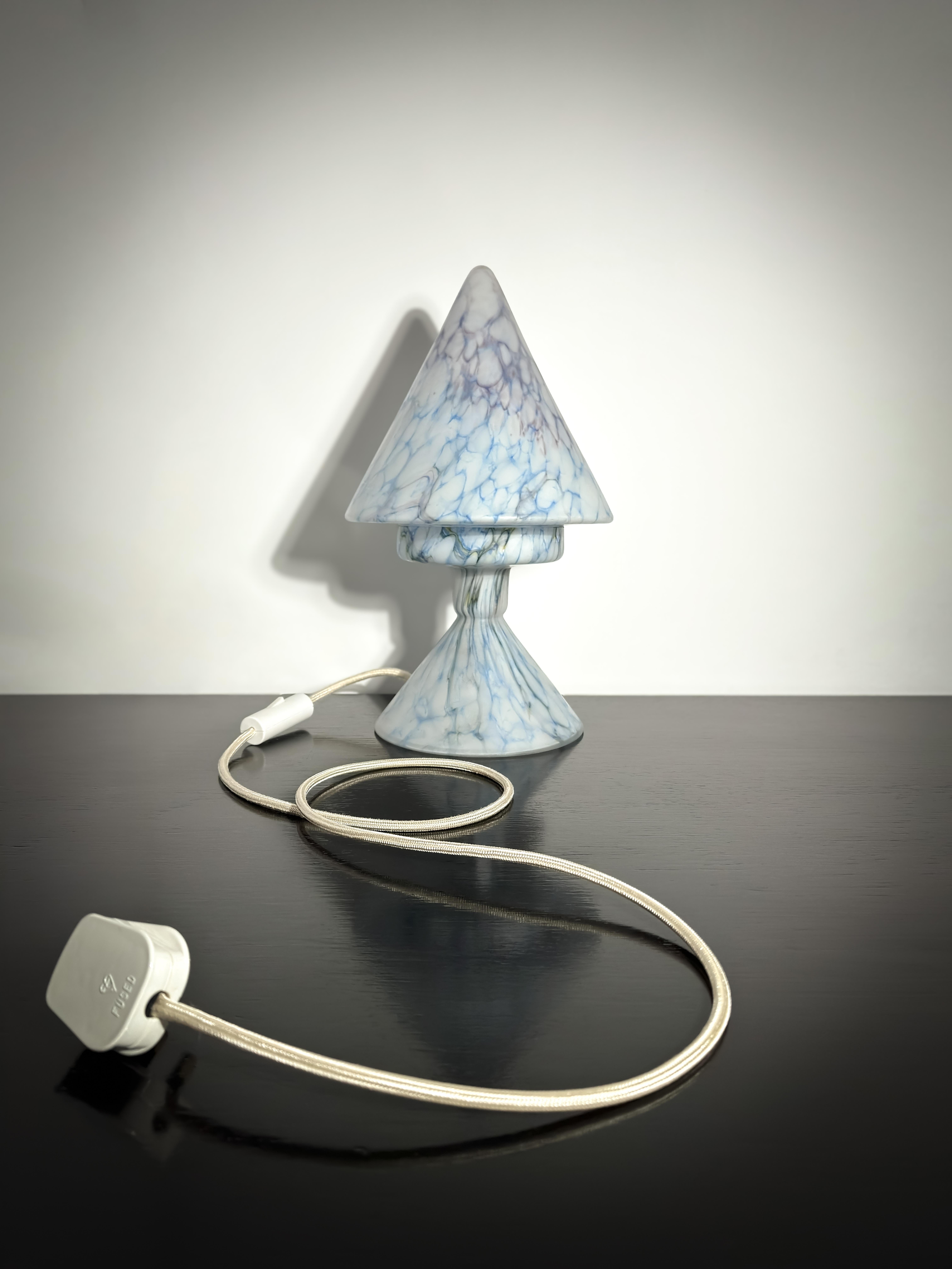 Remarquable lampe de table en verre de style cubiste des années 1920, fabriquée selon la technique de la pâte de verre ou de la pâte de verre marmoréenne dans la France des années 1920, attribuée à Clichy.

Mesurant 42 cm de haut pour un diamètre de