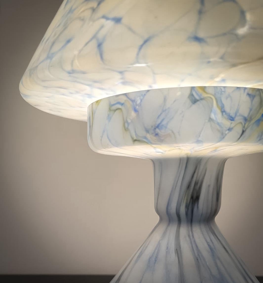 Autre Lampe de table en pâte de verre bleu pastel de style cubiste des années 1920 en vente