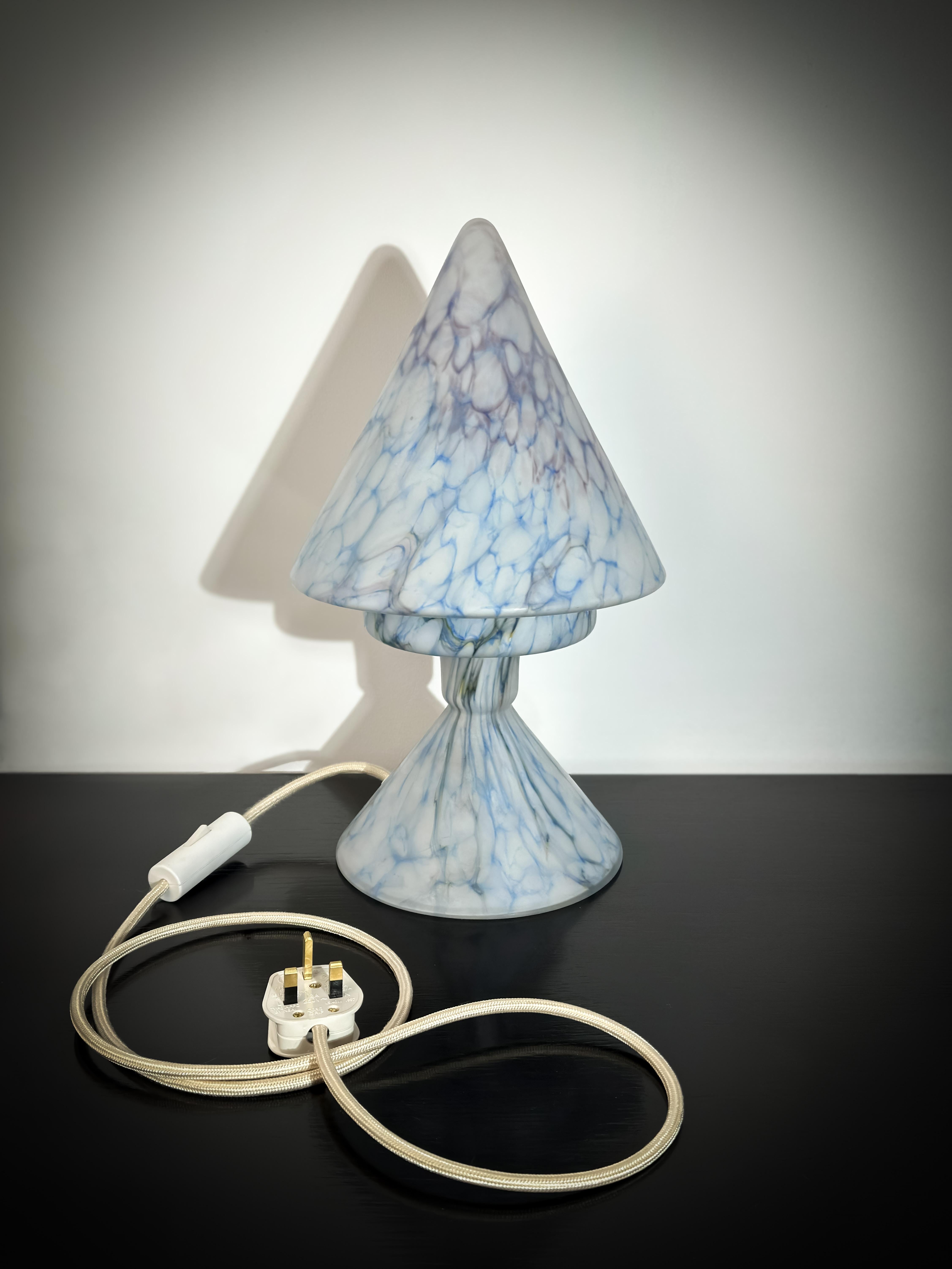 Lampe de table en pâte de verre bleu pastel de style cubiste des années 1920 Bon état - En vente à Glasgow, GB