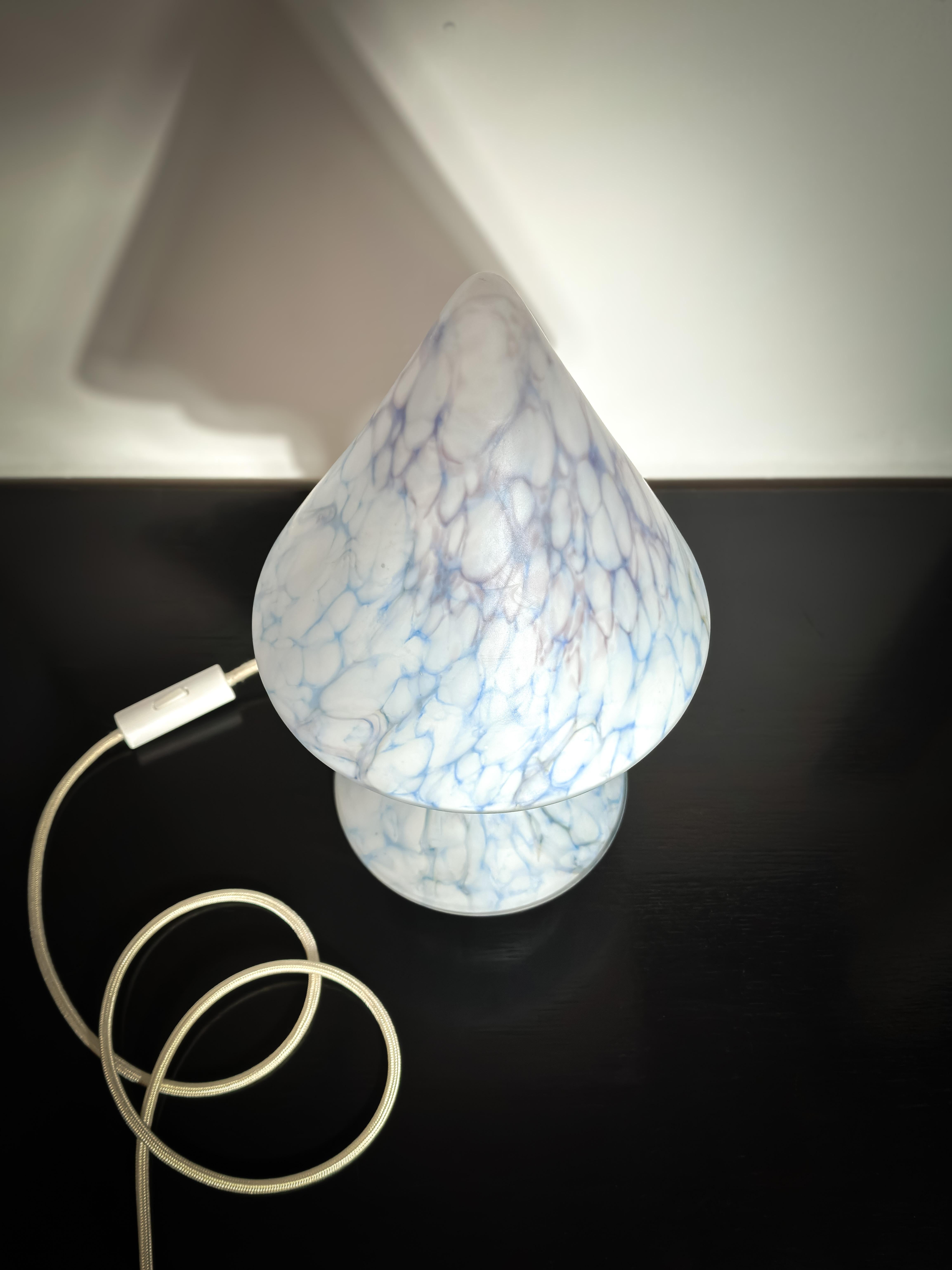 Verre Lampe de table en pâte de verre bleu pastel de style cubiste des années 1920 en vente
