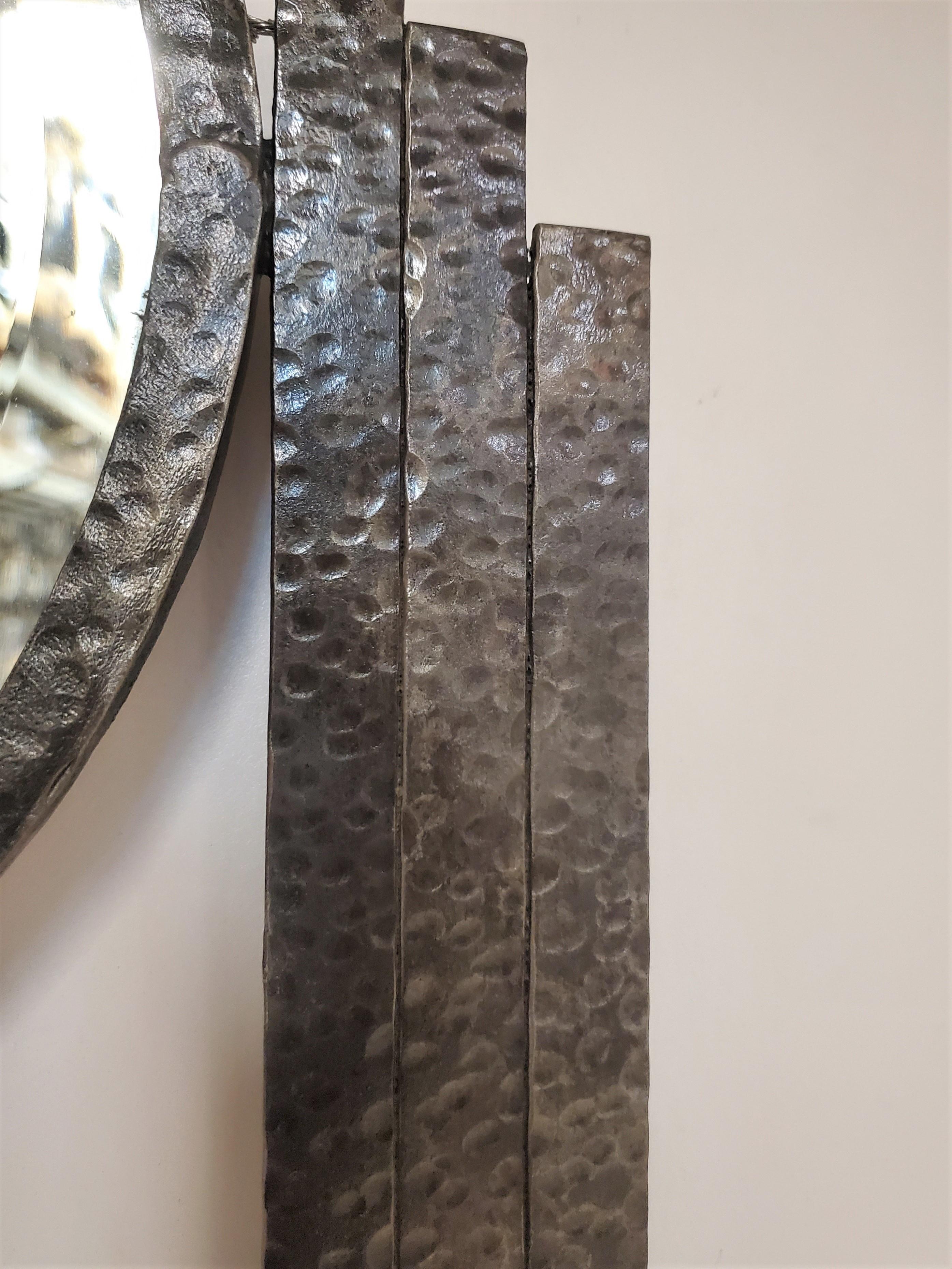 Miroir biseauté en fer martelé à la main de style Art Déco français circa 1930 en vente 2