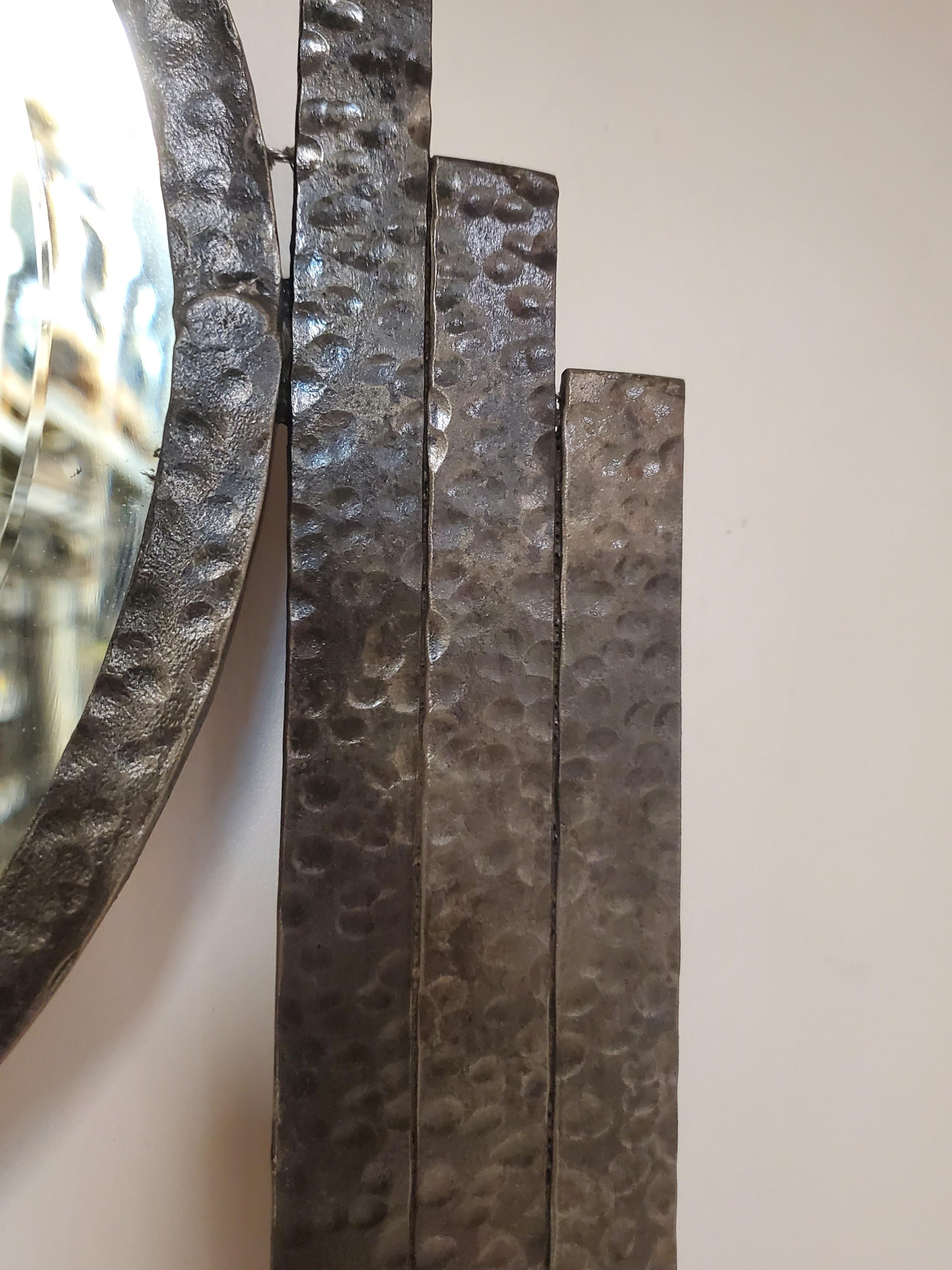 Miroir biseauté en fer martelé à la main de style Art Déco français circa 1930 en vente 3