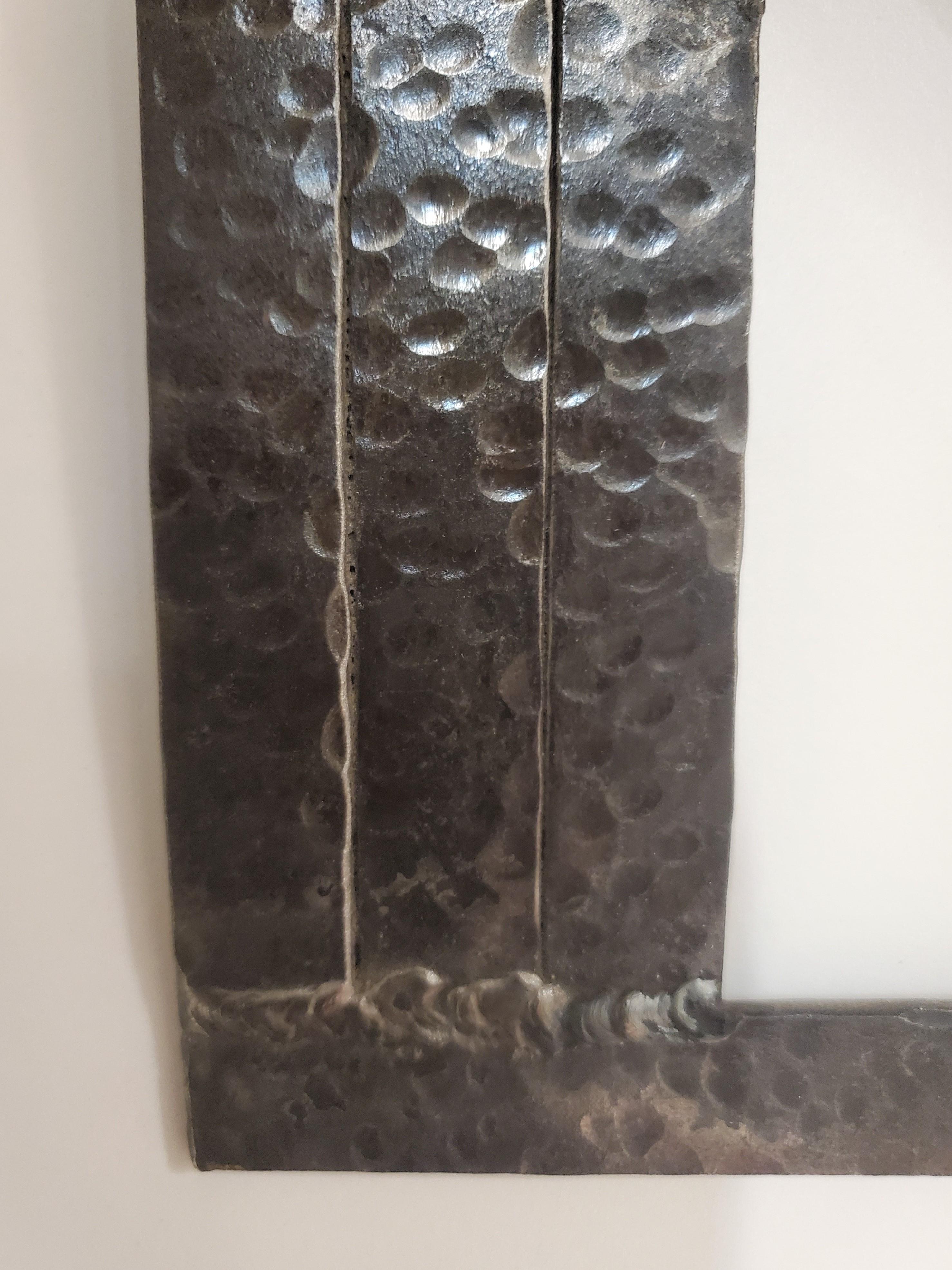Miroir biseauté en fer martelé à la main de style Art Déco français circa 1930 en vente 4