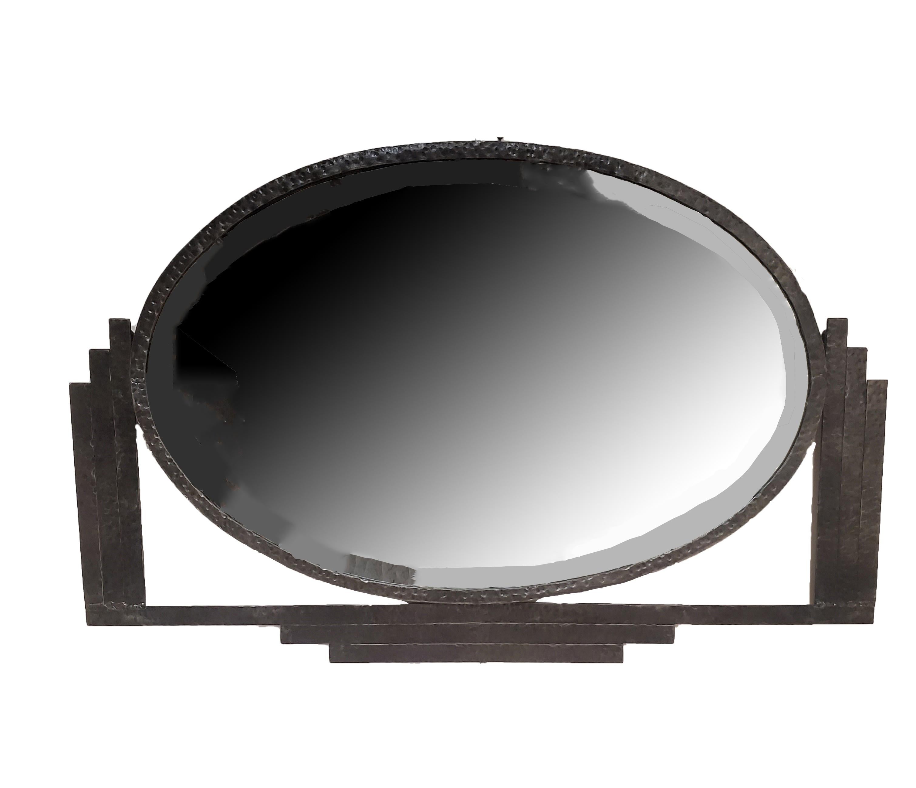 Miroir Art Déco /Moderne/ Moderniste français en fer forgé à la main avec un design décoratif ajouré. Le martelage fin combine une forme ovale et une forme d'hippodrome.  au sommet d'un  ce qui fait de cette pièce un objet vraiment unique. 
 Les