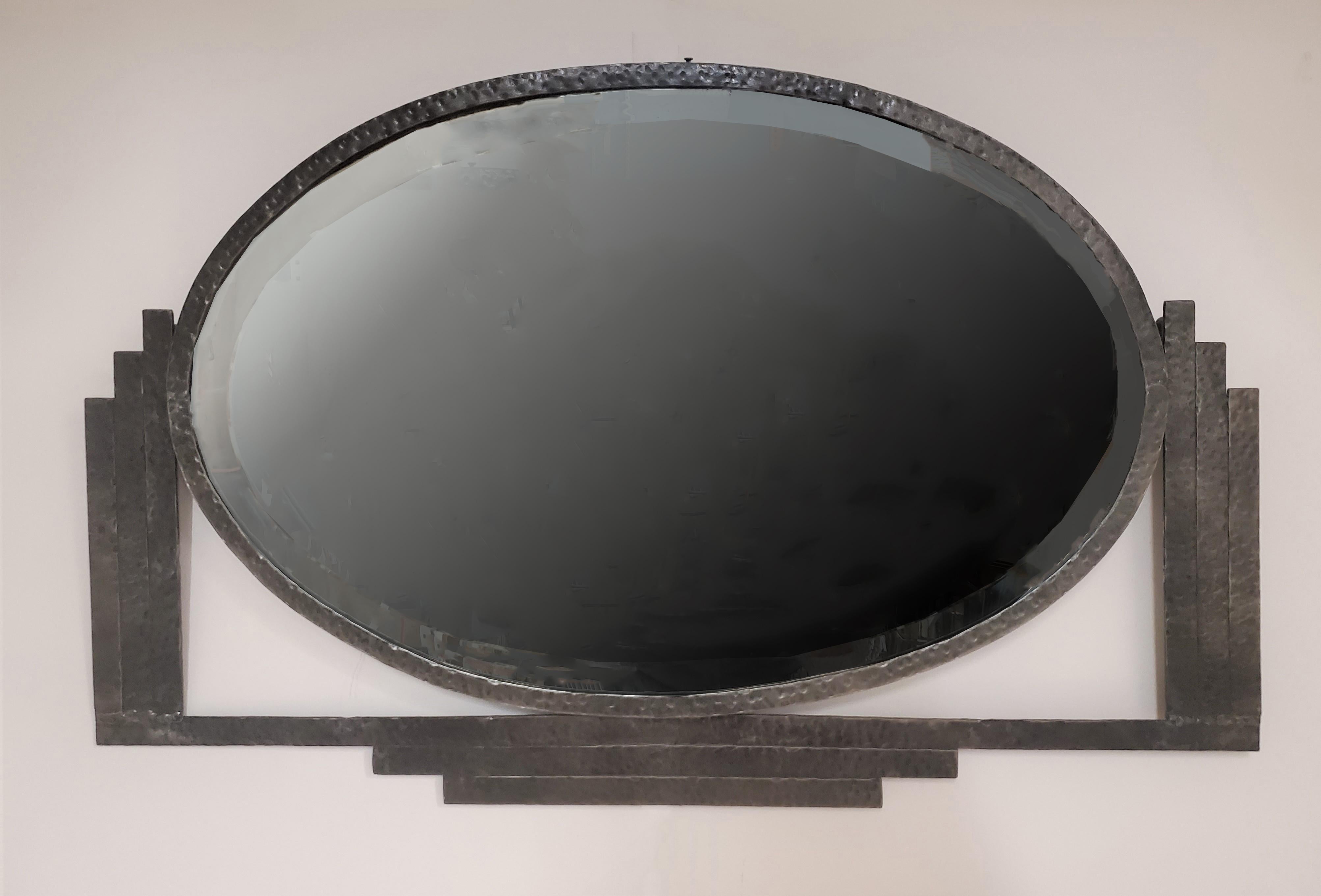 Art déco Miroir biseauté en fer martelé à la main de style Art Déco français circa 1930 en vente