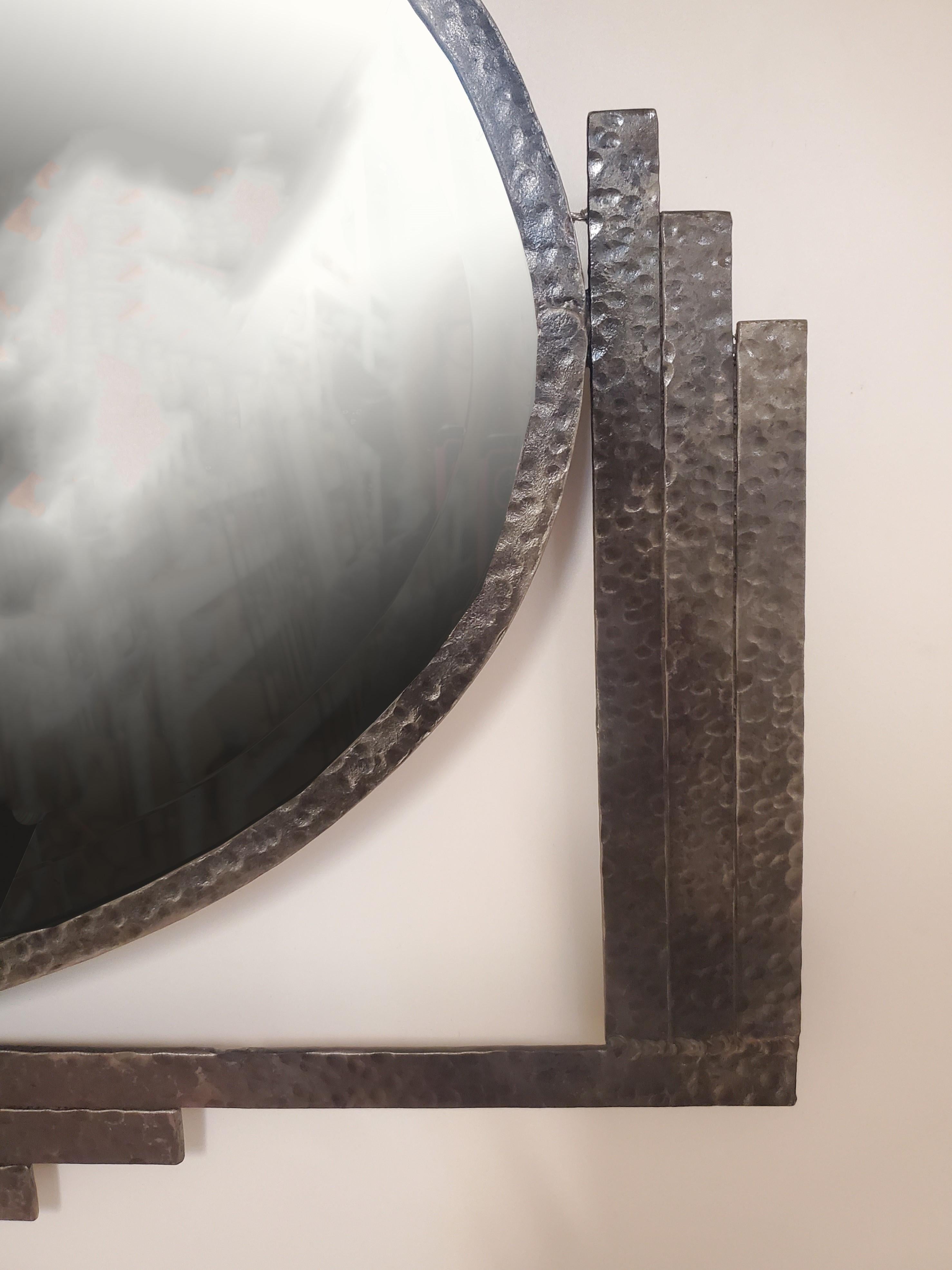 Français Miroir biseauté en fer martelé à la main de style Art Déco français circa 1930 en vente