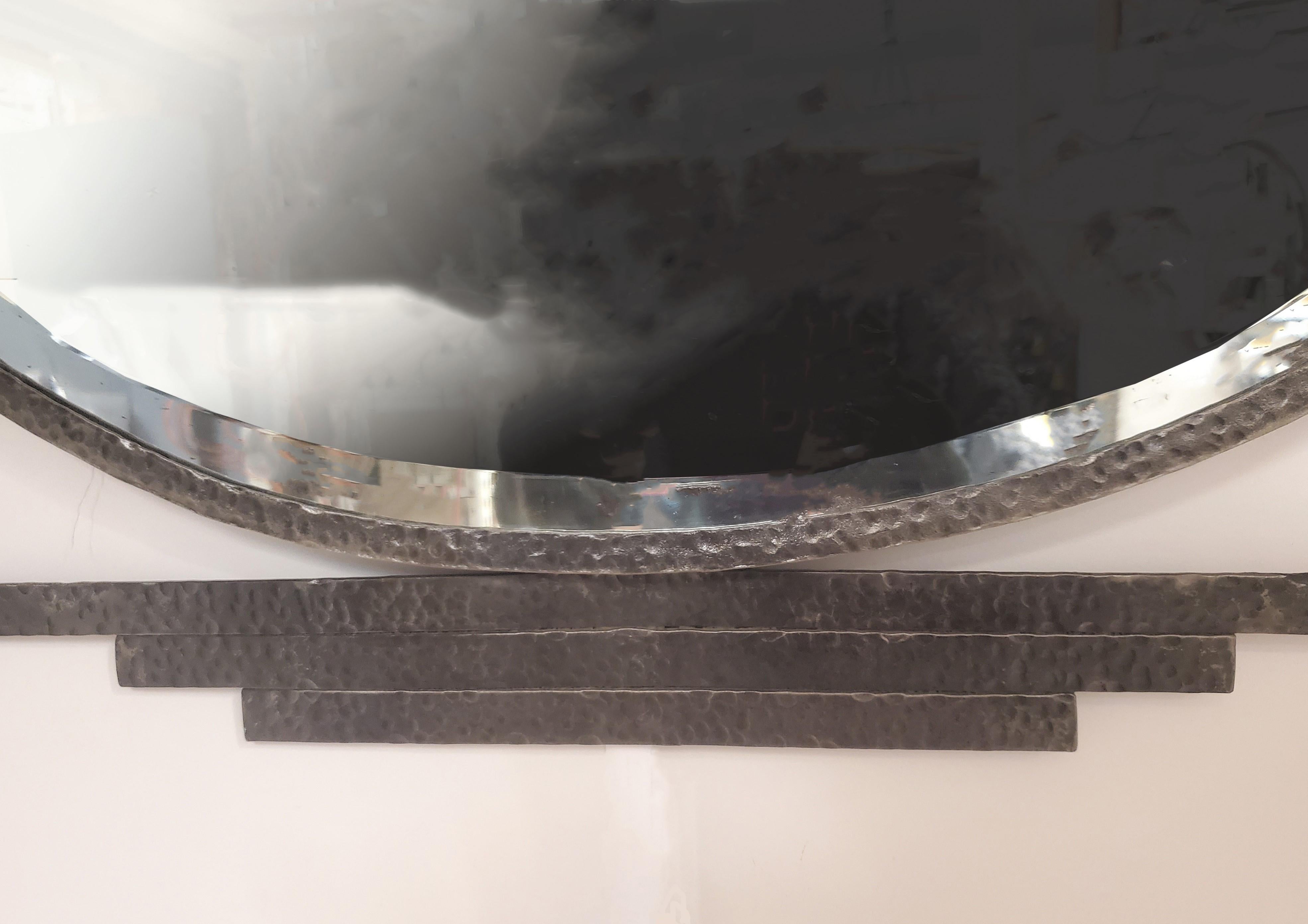 Martelé Miroir biseauté en fer martelé à la main de style Art Déco français circa 1930 en vente