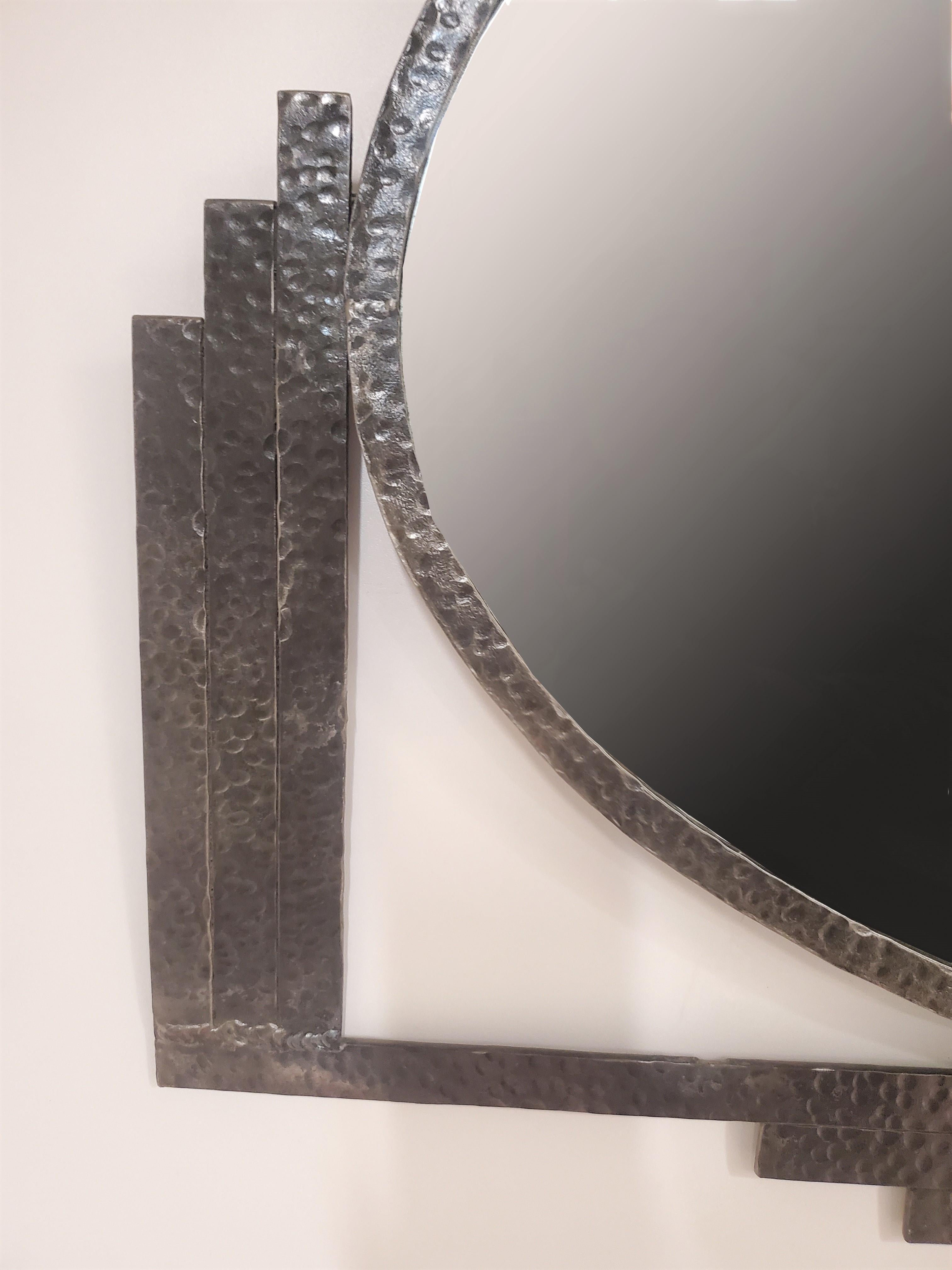 Miroir biseauté en fer martelé à la main de style Art Déco français circa 1930 Bon état - En vente à New York City, NY