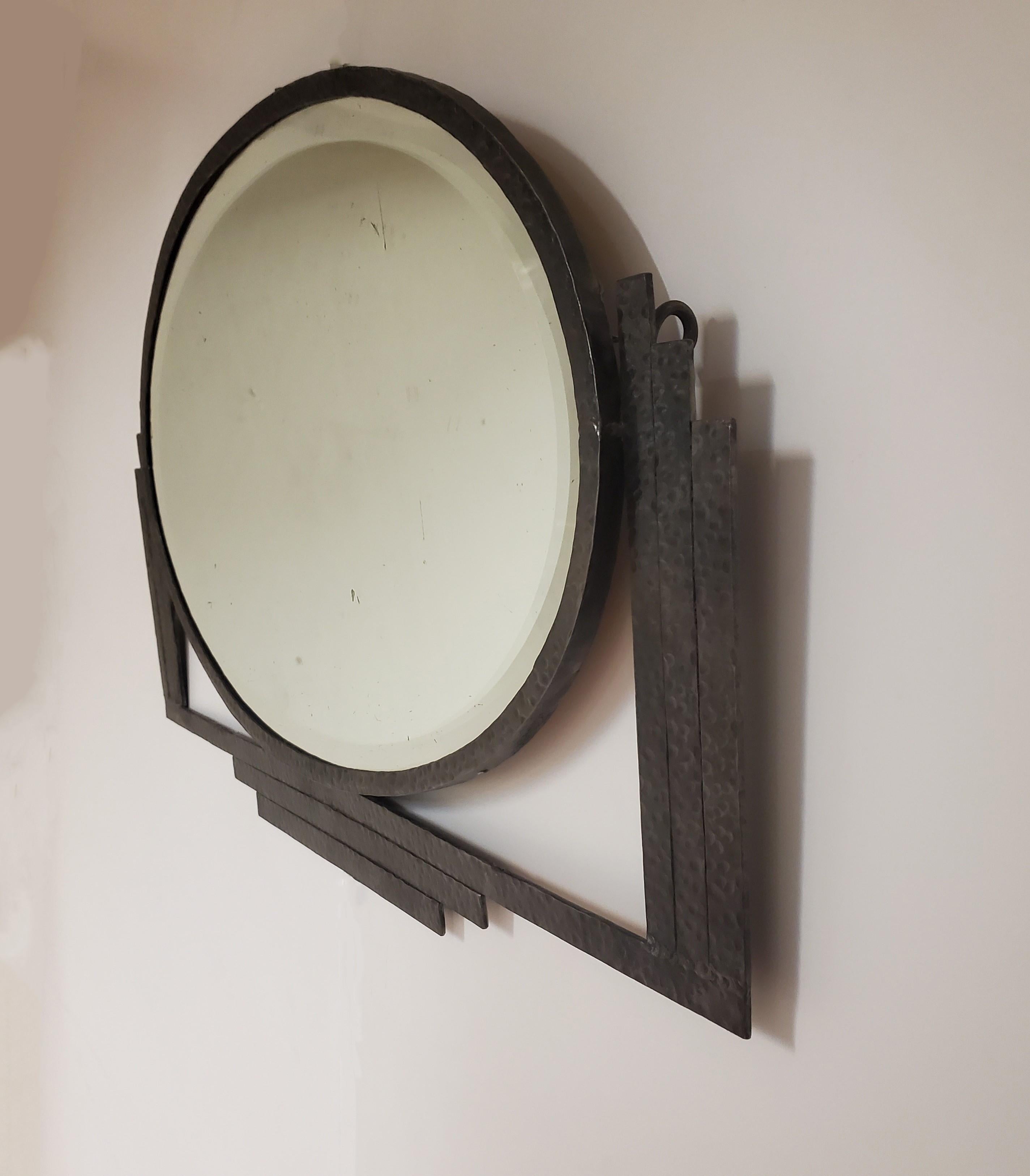 20ième siècle Miroir biseauté en fer martelé à la main de style Art Déco français circa 1930 en vente