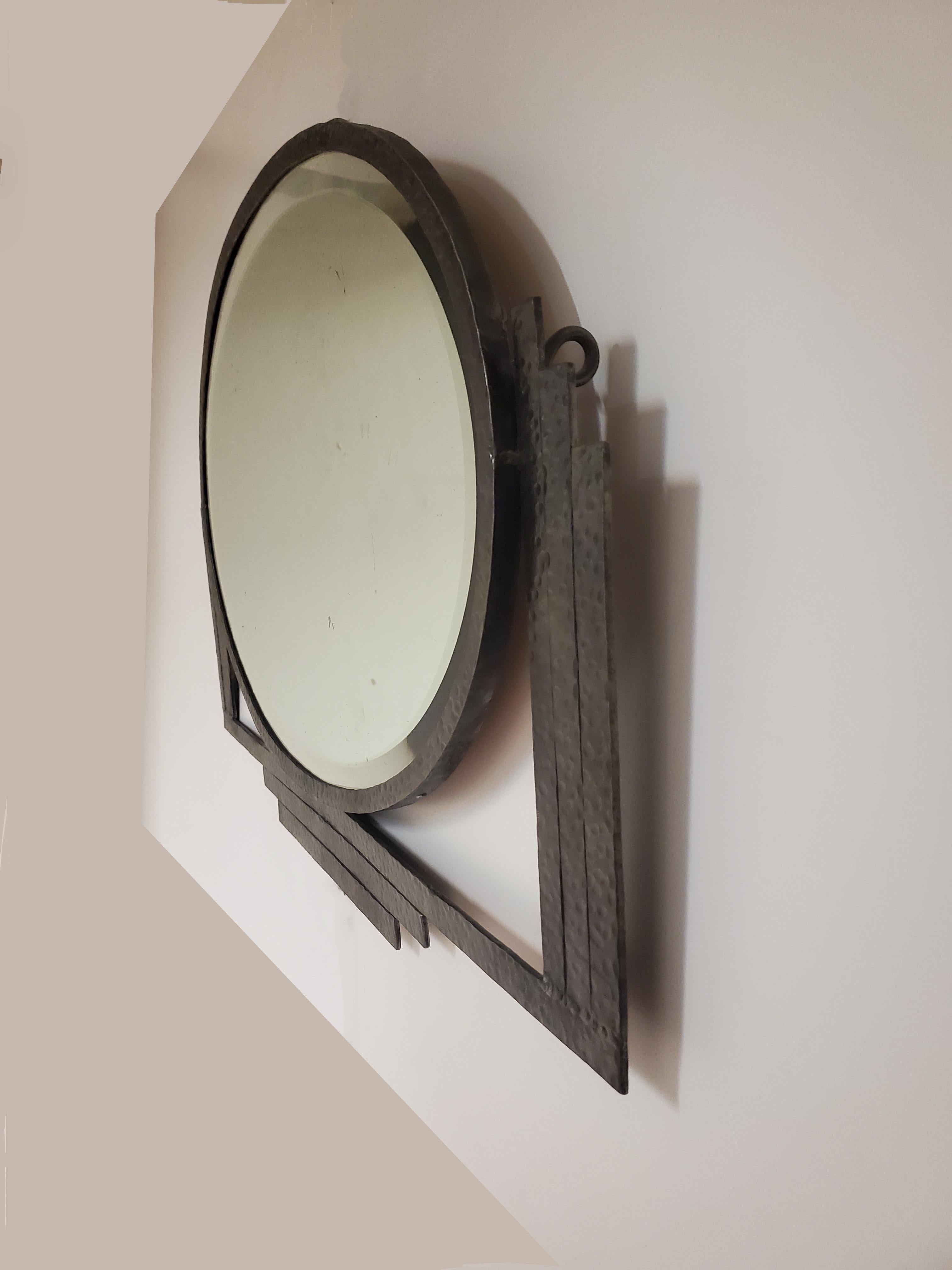 Fer forgé Miroir biseauté en fer martelé à la main de style Art Déco français circa 1930 en vente
