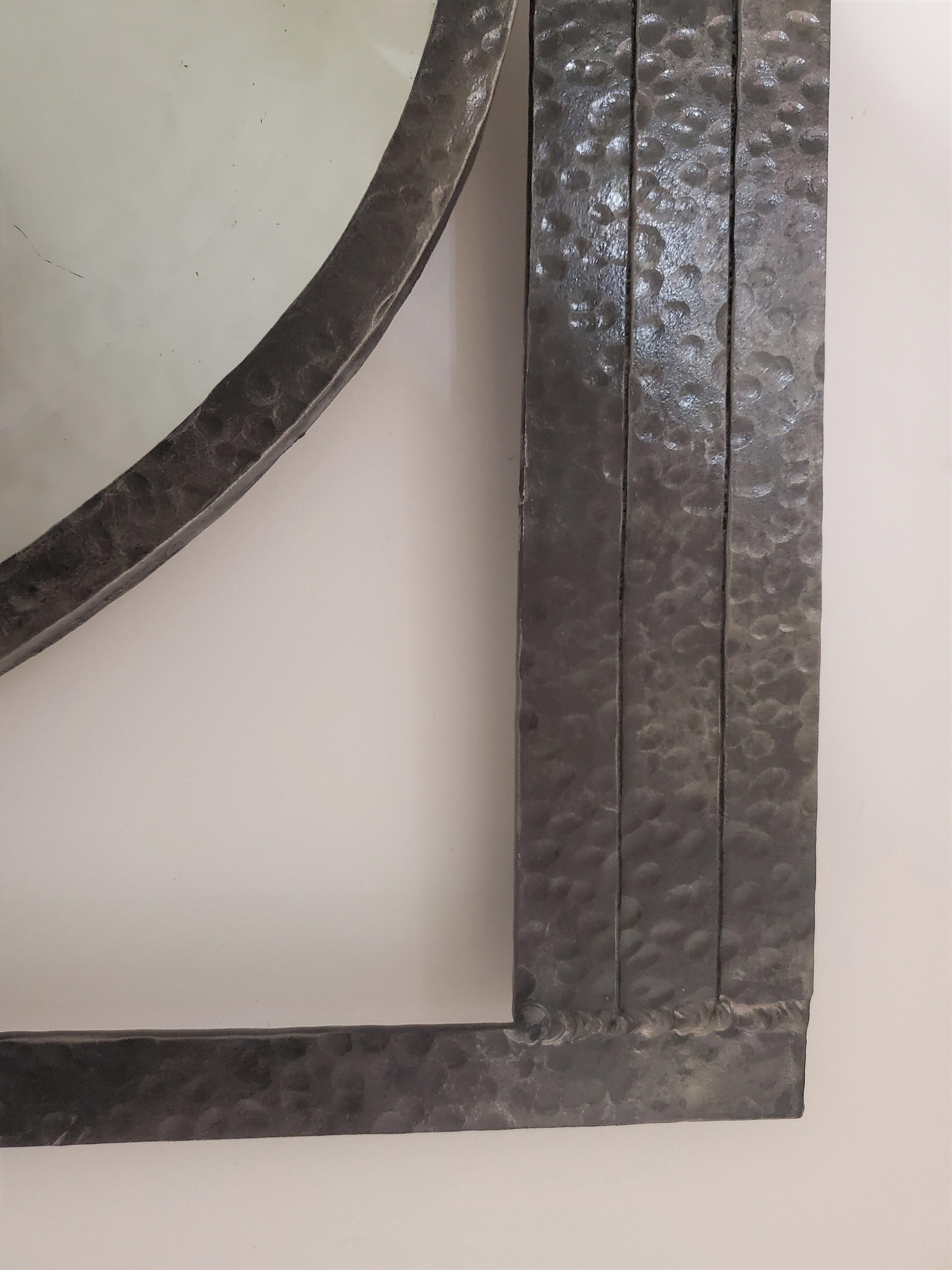 Miroir biseauté en fer martelé à la main de style Art Déco français circa 1930 en vente 1