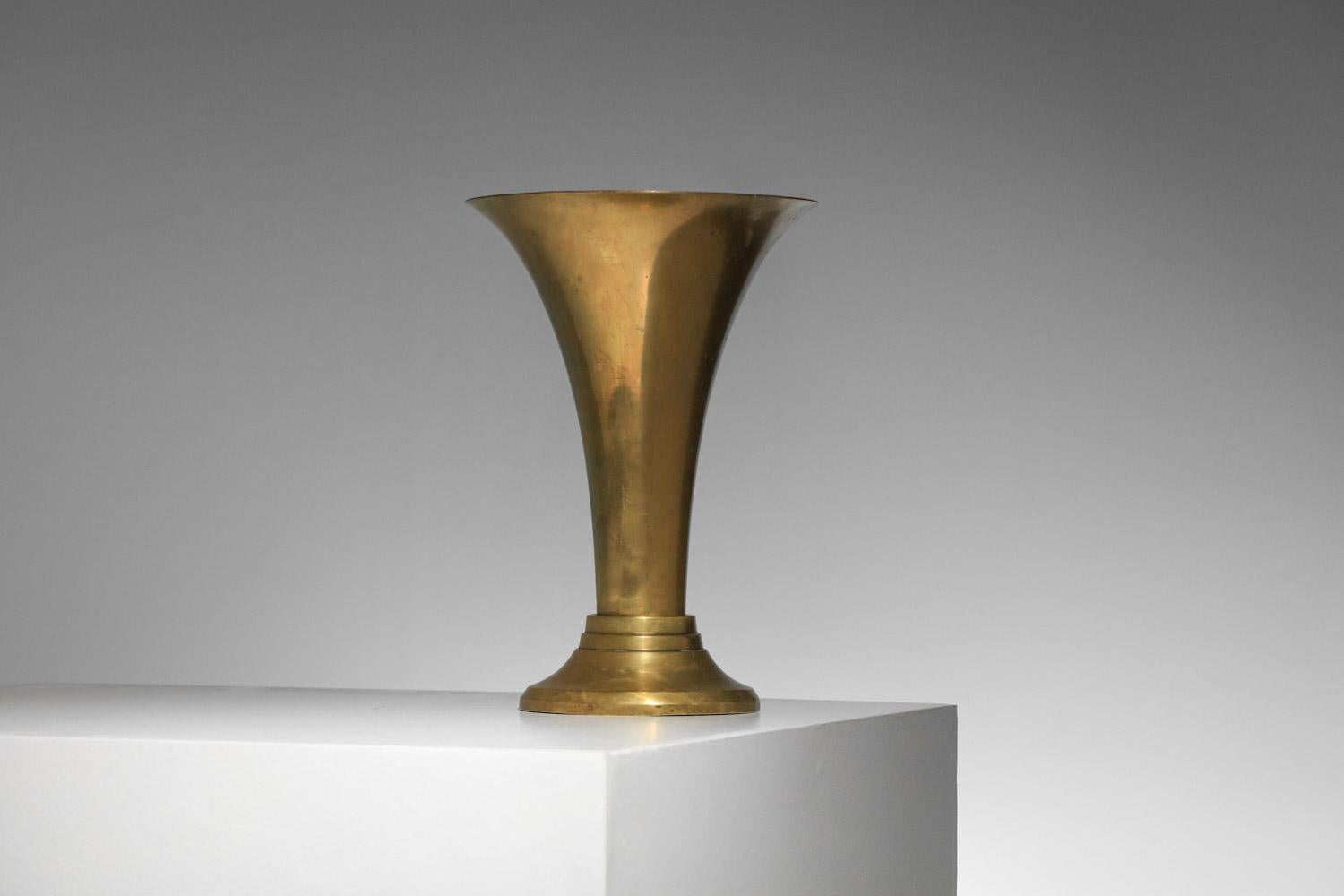 Lámpara de mesa modernista de los años 40, obra de un ceramista francés. Estructura base de latón macizo en forma de gran rueda acampanada. Muy bonita pátina del tiempo en toda la lámpara, con huellas de tiempo y uso (ver fotos). Lamp simplemente
