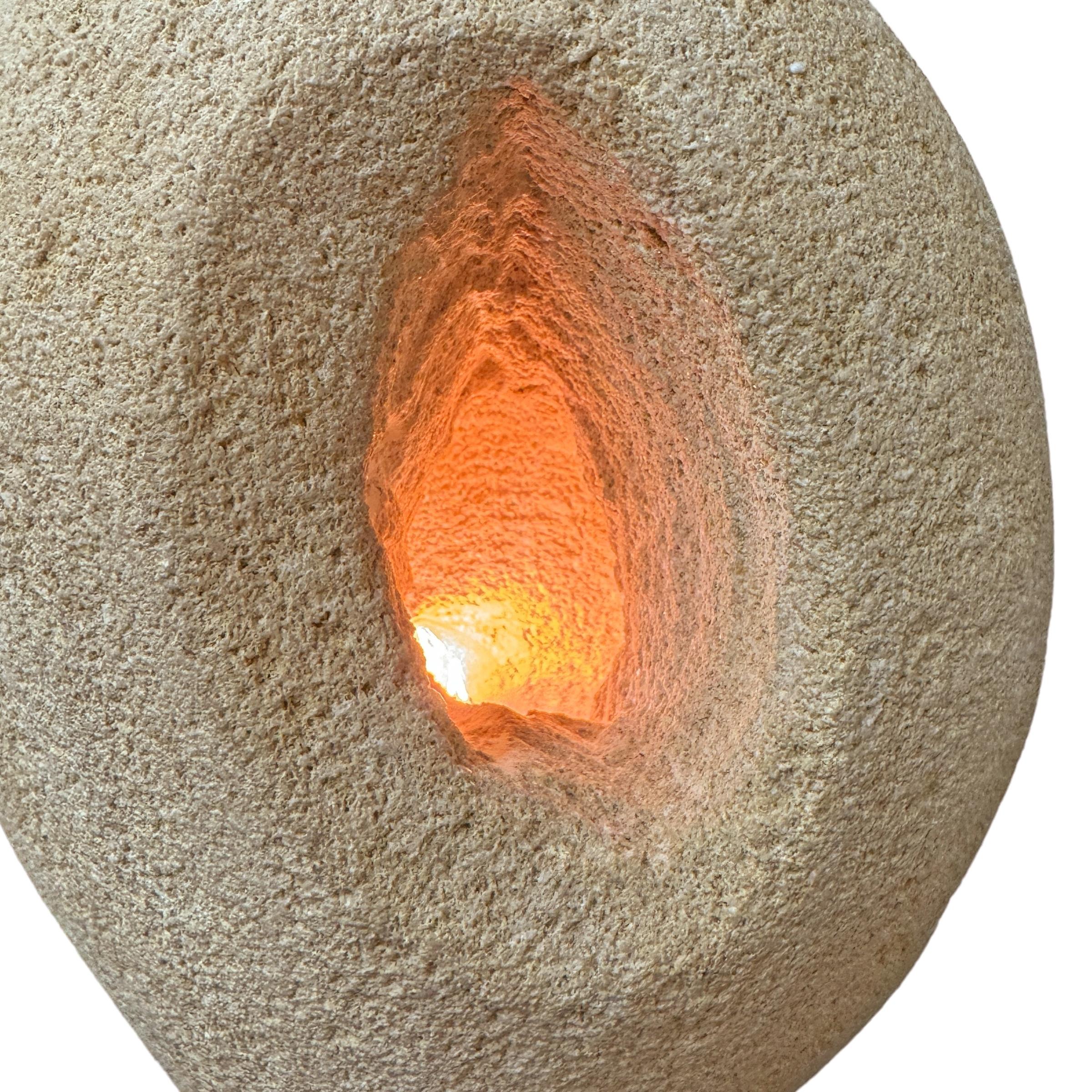 Lampe moderniste française en pierre sculptée en vente 3