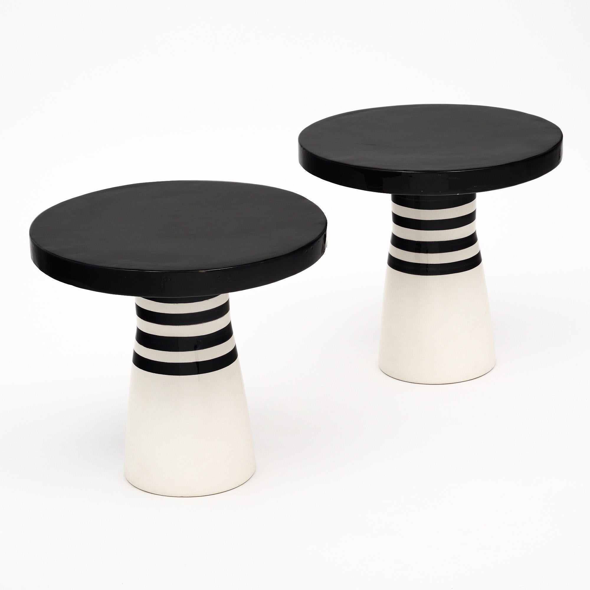 Ein Paar Beistelltische aus Frankreich mit einzigartigem schwarz-weißem Design. Wir lieben die geometrische Wirkung der farblich unterbrochenen Linien und die ins Auge fallende Einfachheit der Form. Die Tische sind vollständig aus Keramik gefertigt.

