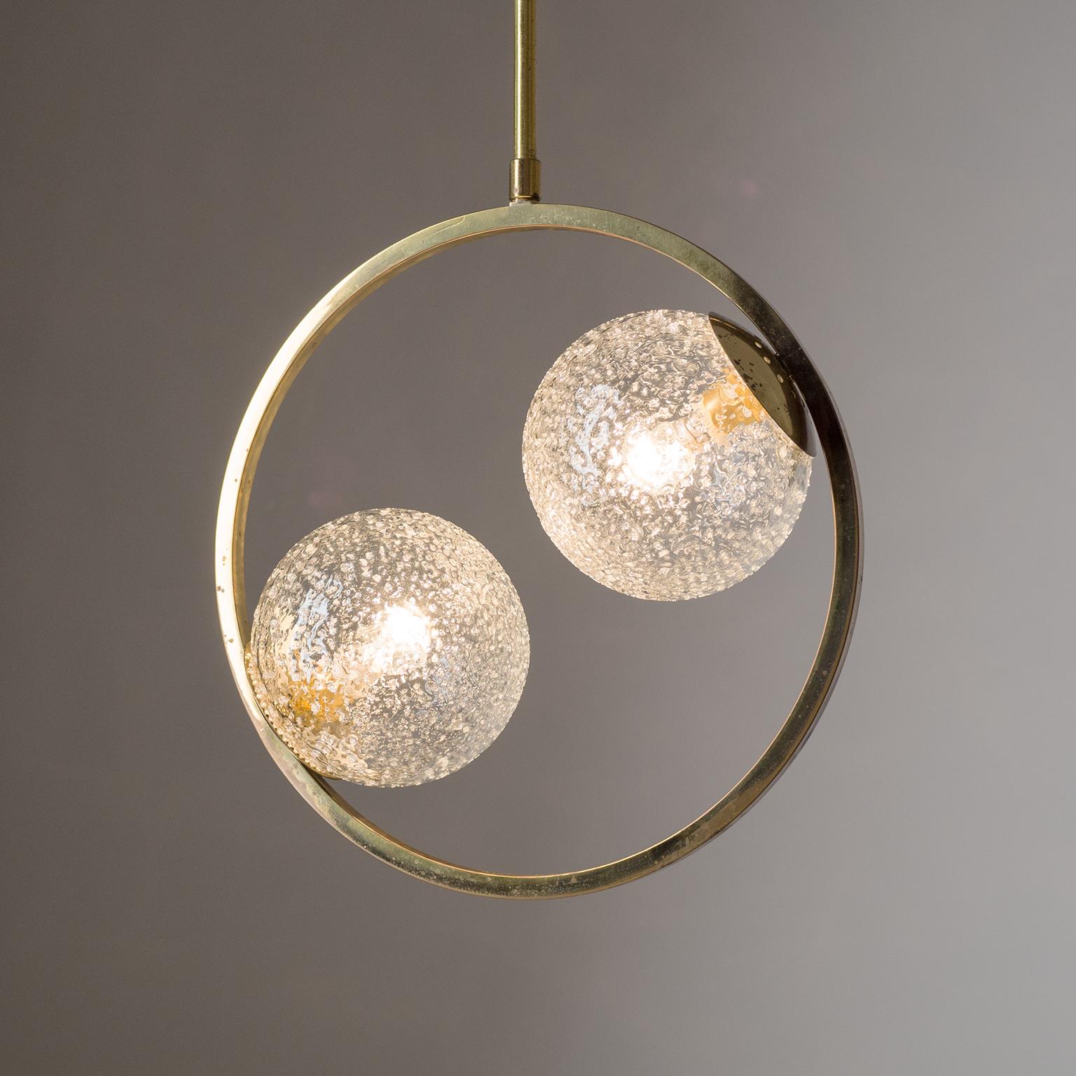 Lámpara de techo modernista francesa, hacia 1960, latón y cristal Francés en venta