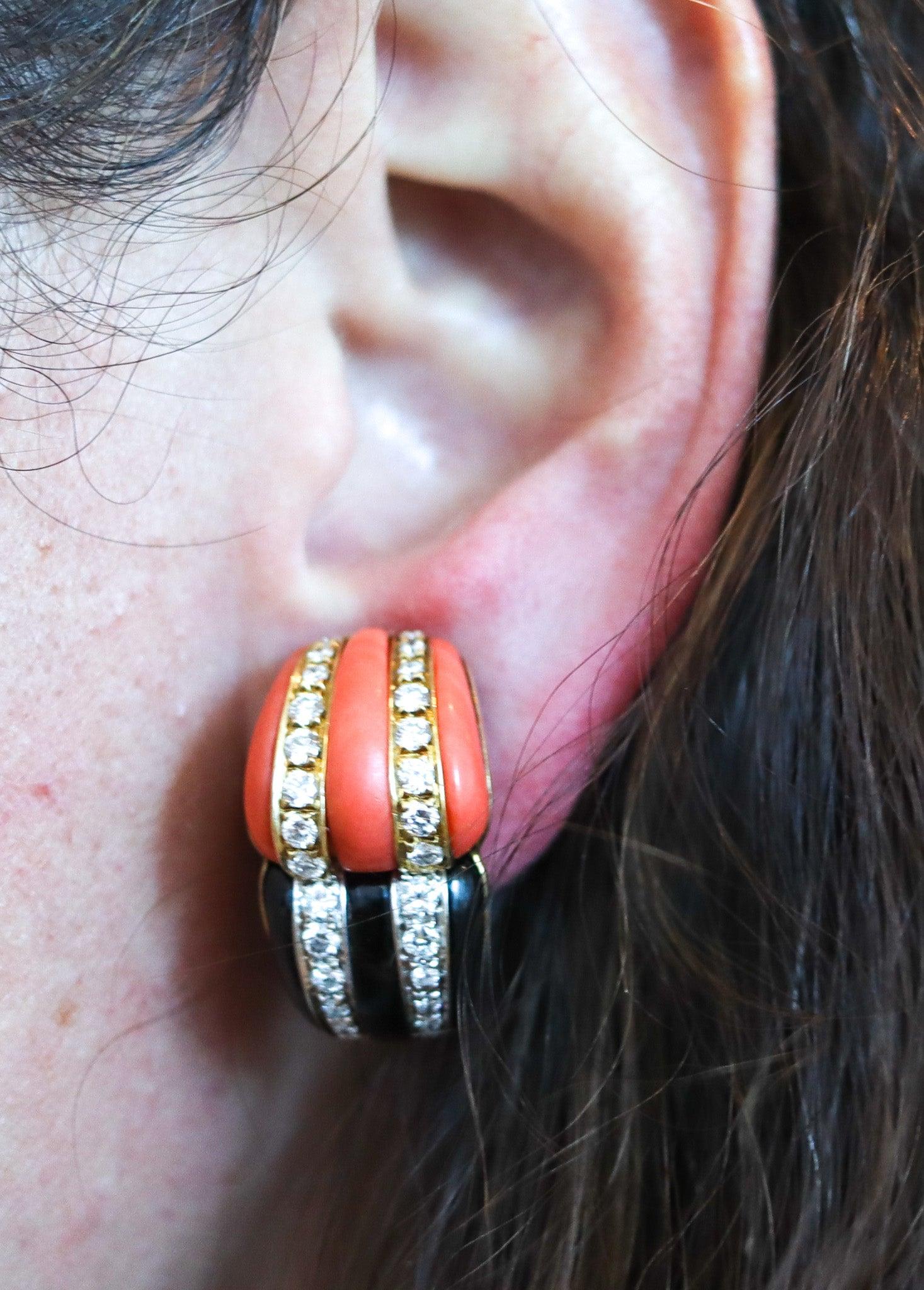 Boucles d'oreilles clips rétro-modernes fabriquées en France.

Il s'agit de fabuleuses boucles d'oreilles à clips, créées à Paris en France dans les années 1970. Les boucles d'oreilles colorées ont été conçues avec des motifs rétro-modernistes et