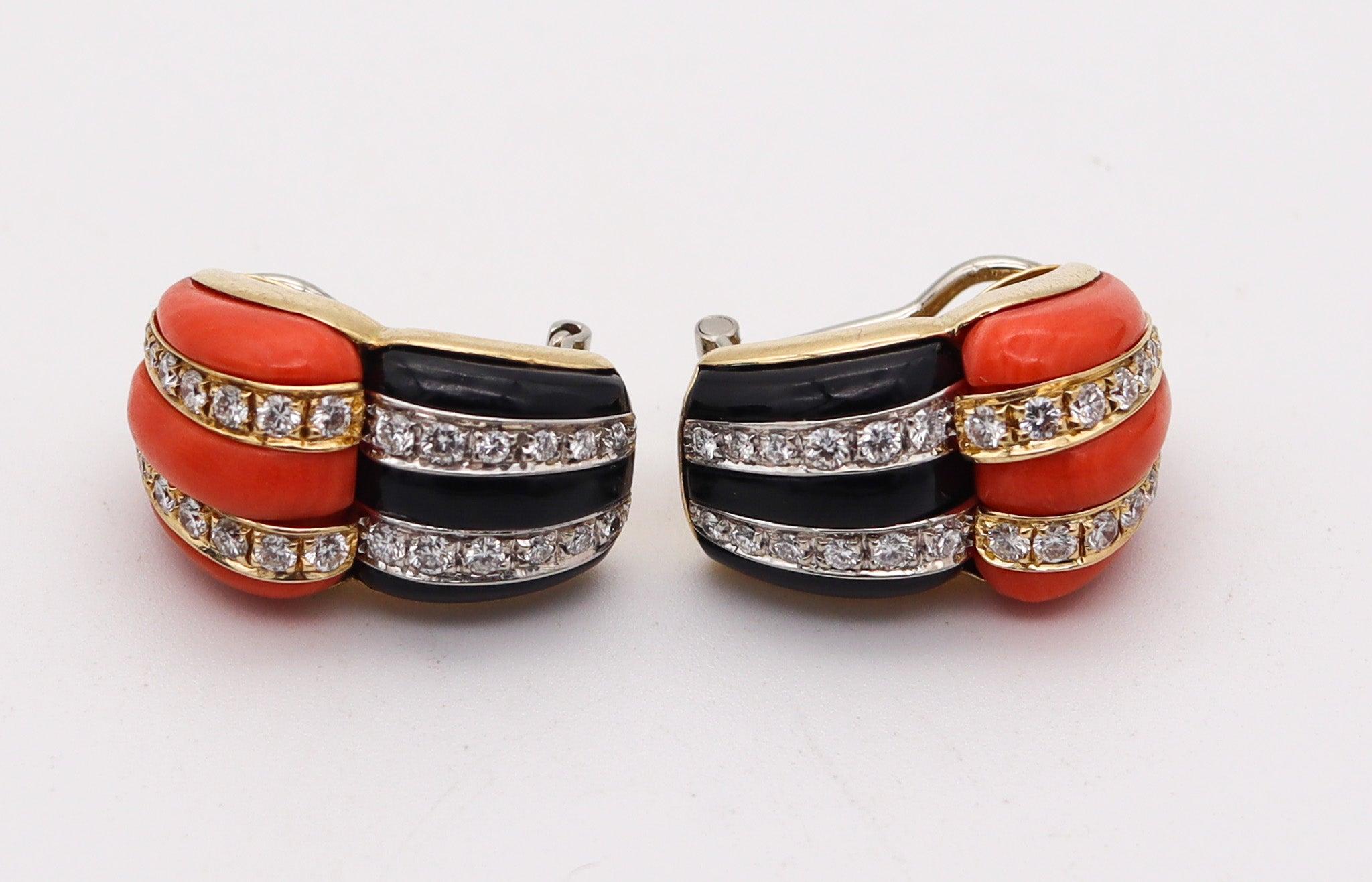 Moderniste Clips d'oreilles modernistes français en or 18 carats avec diamants, corail et onyx en vente